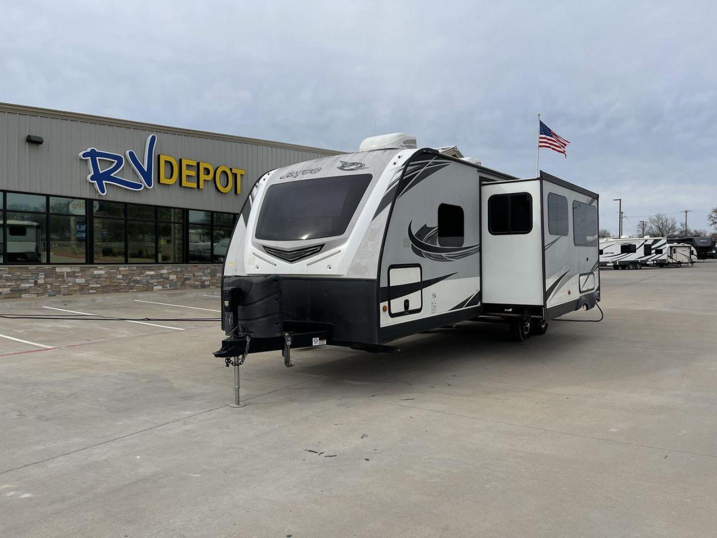 2019 JAYCO WHITE HAWK 29BH (1UJBJ0BS6K1) , Length: 34.6 ft. | Dry Weight: 6,945 lbs. | Gross Weight: 8,500 lbs. | Slides: 1 transmission, located at 4319 N Main St, Cleburne, TX, 76033, (817) 678-5133, 32.385960, -97.391212 - Photo#0