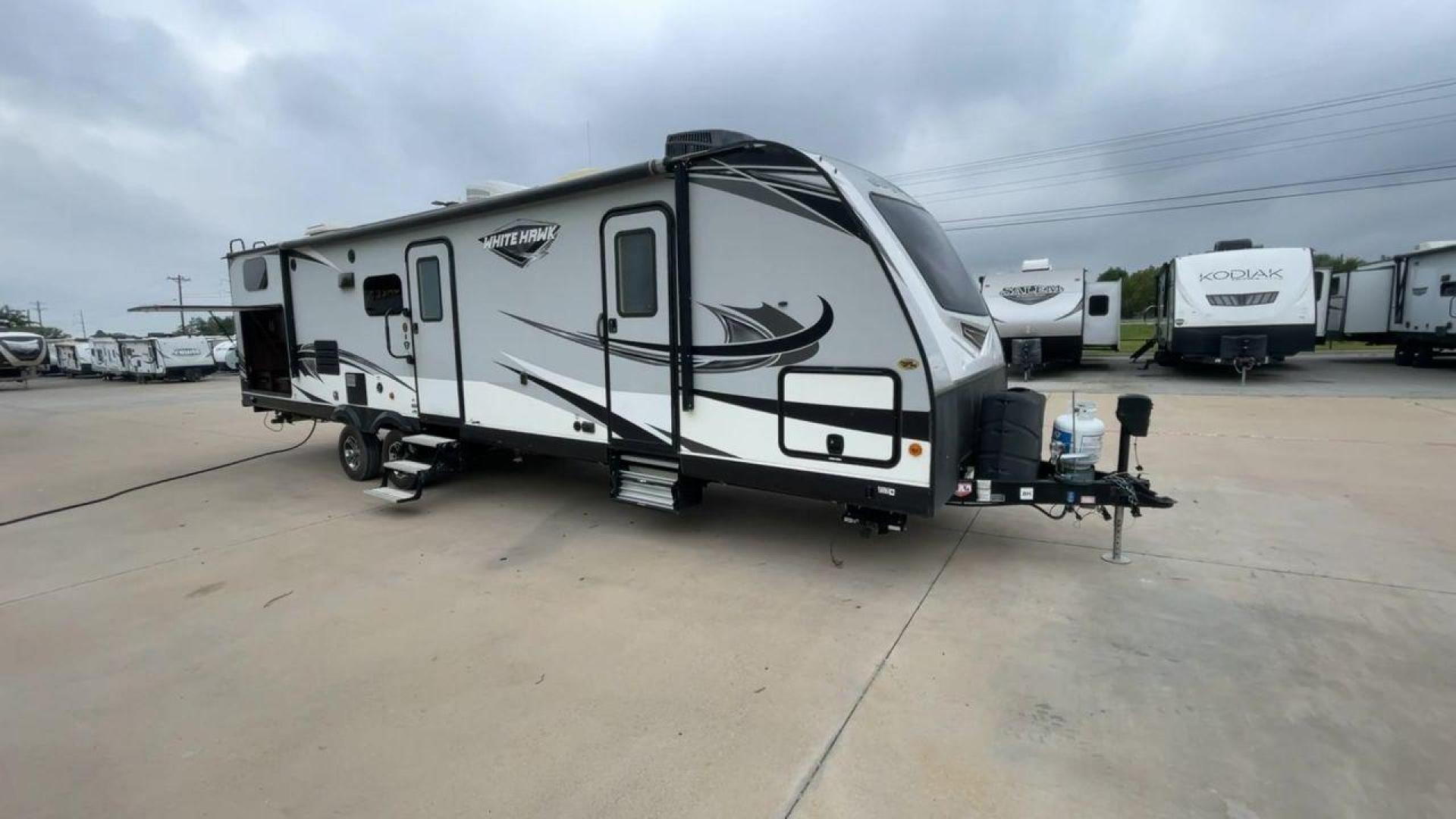 2019 JAYCO WHITE HAWK 31BH (1UJBJ0BT7K1) , Length: 37.5 ft. | Dry Weight: 7,715 lbs. | Gross Weight: 9,500 lbs. | Slides: 2 transmission, located at 4319 N Main St, Cleburne, TX, 76033, (817) 678-5133, 32.385960, -97.391212 - Photo#3