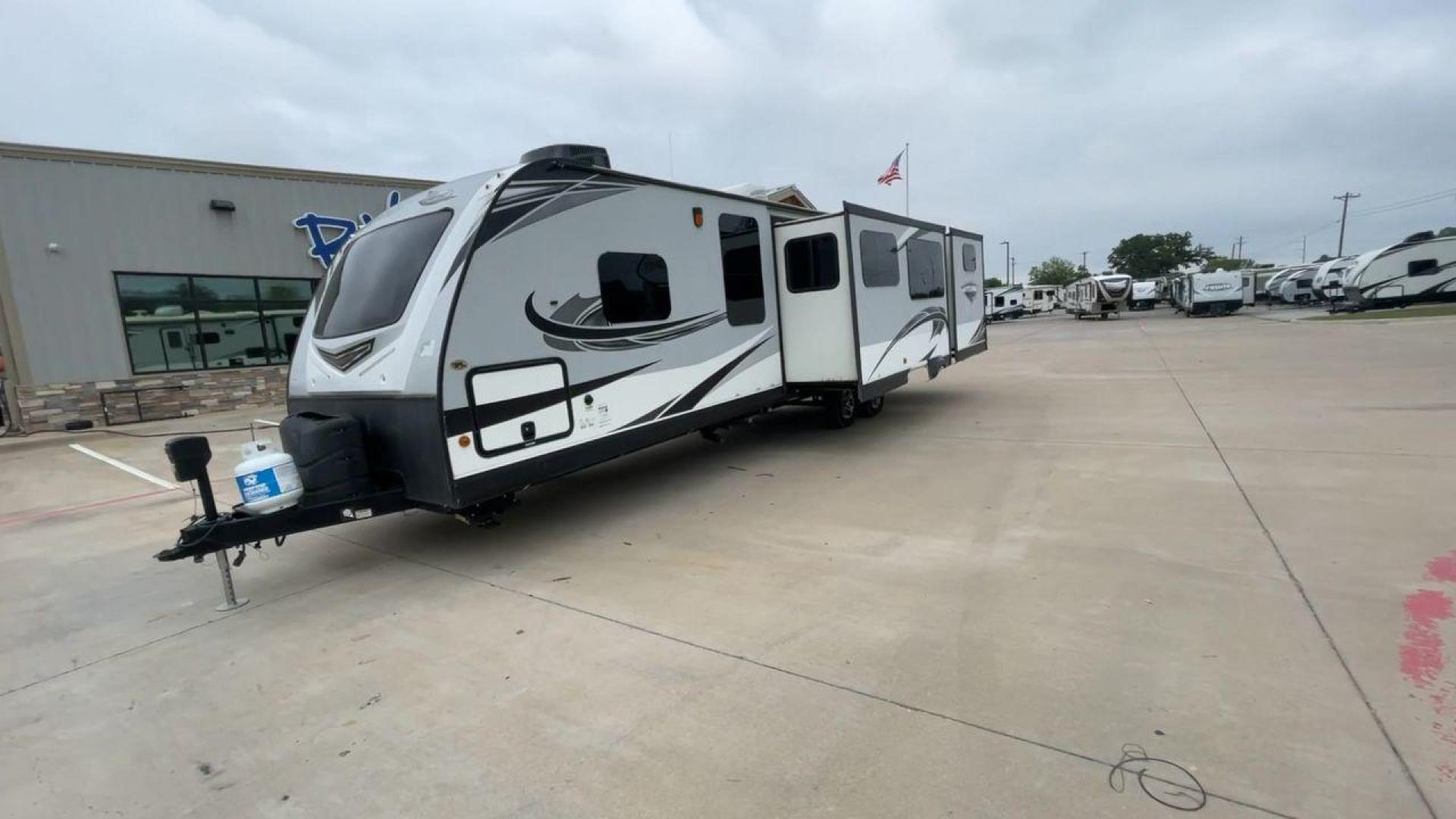 2019 JAYCO WHITE HAWK 31BH (1UJBJ0BT7K1) , Length: 37.5 ft. | Dry Weight: 7,715 lbs. | Gross Weight: 9,500 lbs. | Slides: 2 transmission, located at 4319 N Main St, Cleburne, TX, 76033, (817) 678-5133, 32.385960, -97.391212 - Photo#5