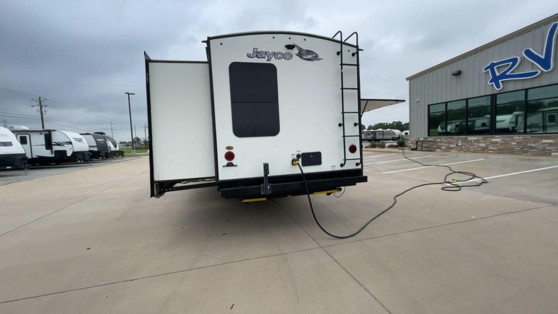 2019 JAYCO WHITE HAWK 31BH (1UJBJ0BT7K1) , Length: 37.5 ft. | Dry Weight: 7,715 lbs. | Gross Weight: 9,500 lbs. | Slides: 2 transmission, located at 4319 N Main St, Cleburne, TX, 76033, (817) 678-5133, 32.385960, -97.391212 - Photo#8