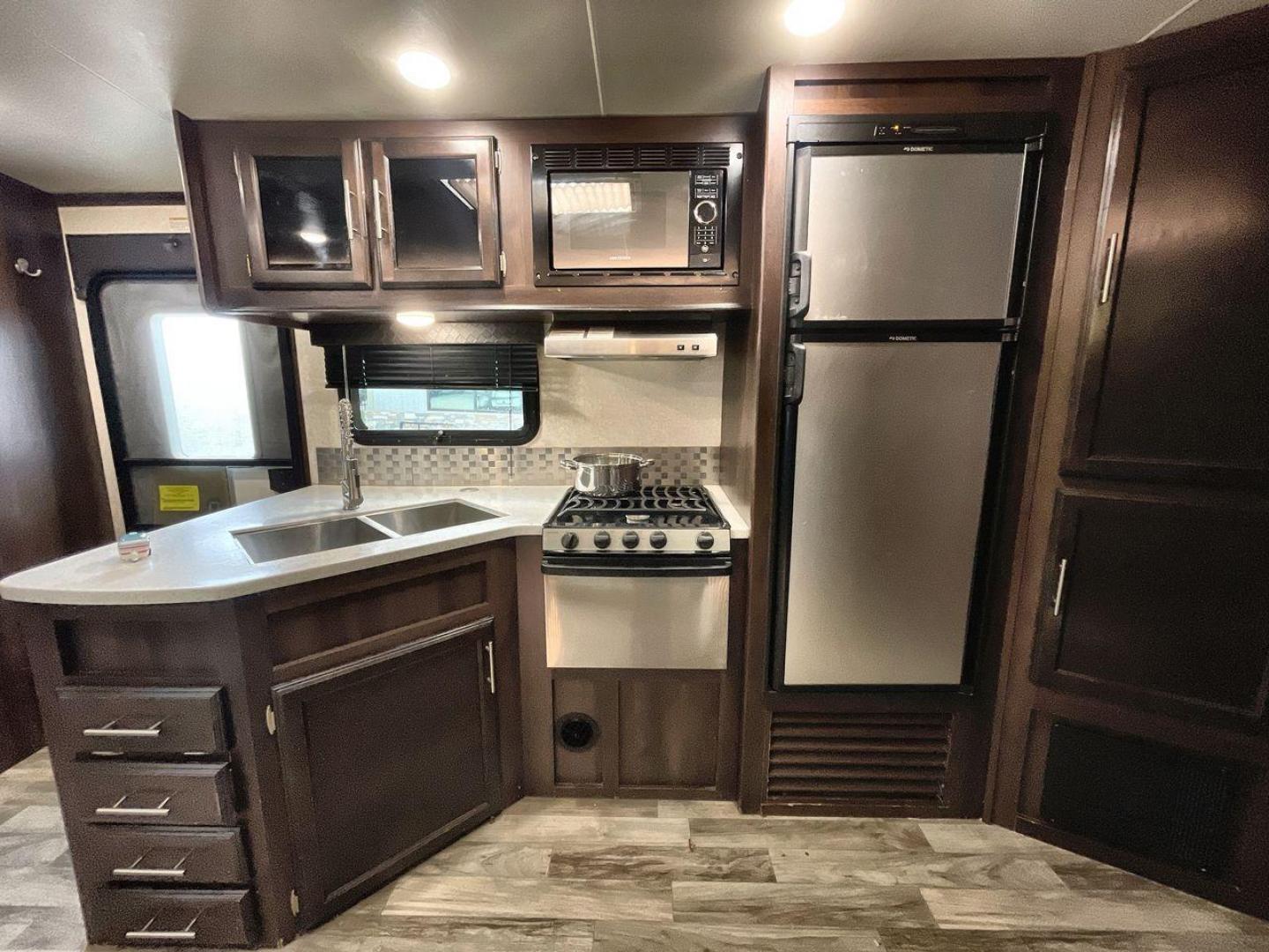 2019 JAYCO WHITE HAWK 31BH (1UJBJ0BT7K1) , Length: 37.5 ft. | Dry Weight: 7,715 lbs. | Gross Weight: 9,500 lbs. | Slides: 2 transmission, located at 4319 N Main St, Cleburne, TX, 76033, (817) 678-5133, 32.385960, -97.391212 - Photo#9