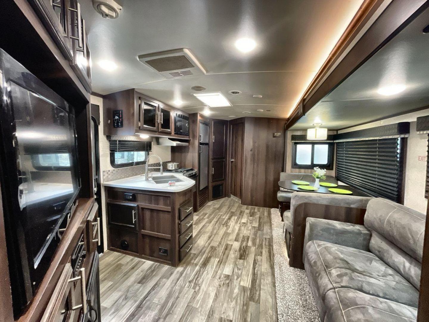 2019 JAYCO WHITE HAWK 31BH (1UJBJ0BT7K1) , Length: 37.5 ft. | Dry Weight: 7,715 lbs. | Gross Weight: 9,500 lbs. | Slides: 2 transmission, located at 4319 N Main St, Cleburne, TX, 76033, (817) 678-5133, 32.385960, -97.391212 - Photo#11