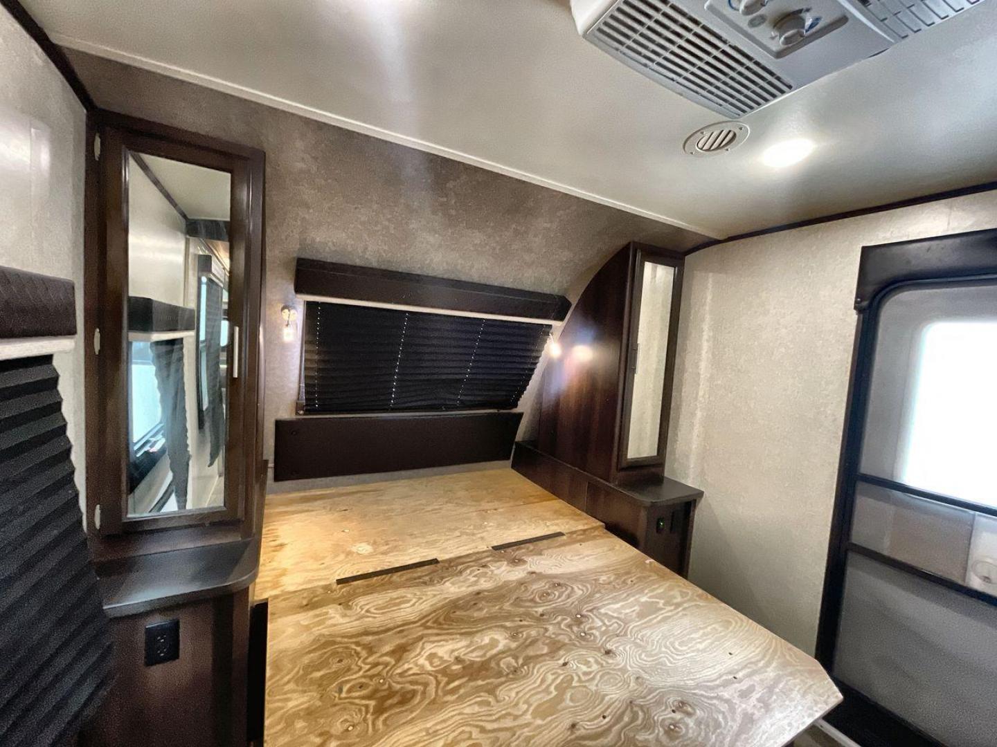 2019 JAYCO WHITE HAWK 31BH (1UJBJ0BT7K1) , Length: 37.5 ft. | Dry Weight: 7,715 lbs. | Gross Weight: 9,500 lbs. | Slides: 2 transmission, located at 4319 N Main St, Cleburne, TX, 76033, (817) 678-5133, 32.385960, -97.391212 - Photo#16