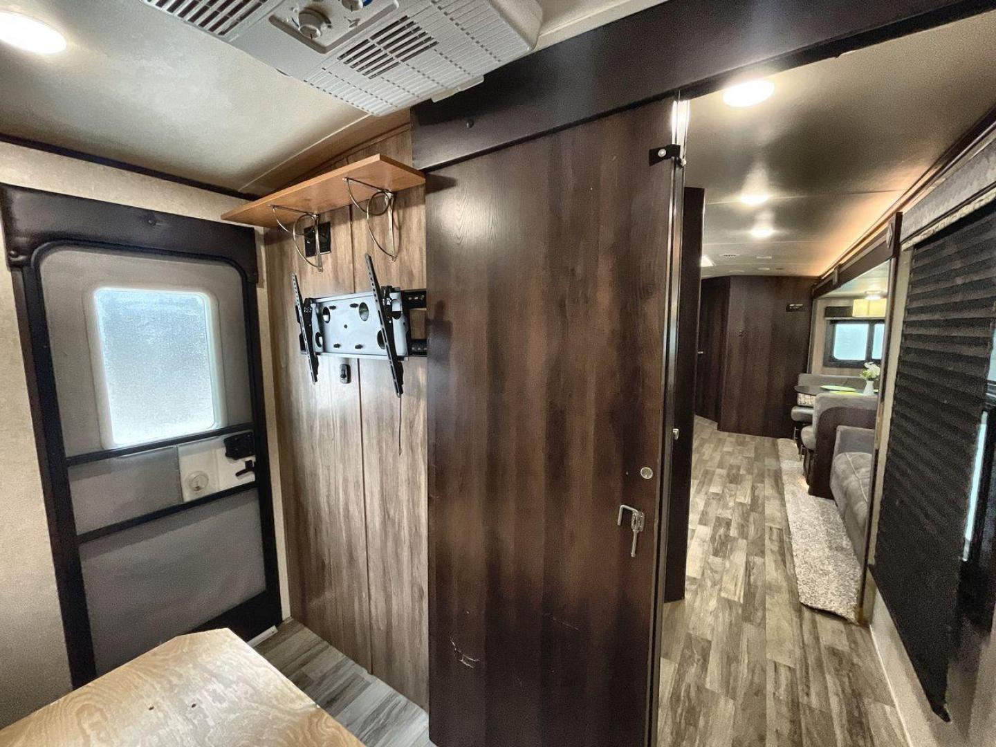 2019 JAYCO WHITE HAWK 31BH (1UJBJ0BT7K1) , Length: 37.5 ft. | Dry Weight: 7,715 lbs. | Gross Weight: 9,500 lbs. | Slides: 2 transmission, located at 4319 N Main St, Cleburne, TX, 76033, (817) 678-5133, 32.385960, -97.391212 - Photo#17