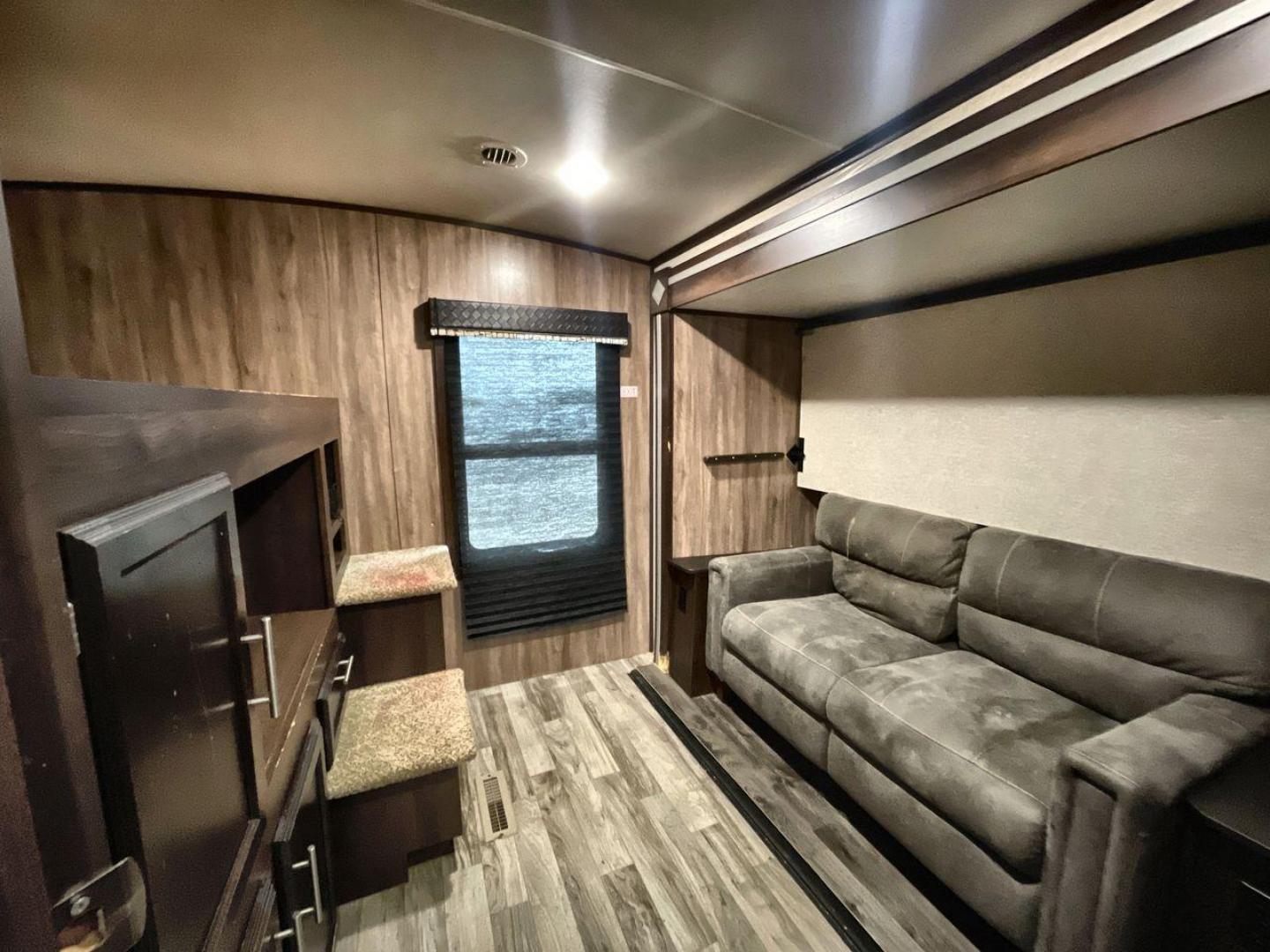 2019 JAYCO WHITE HAWK 31BH (1UJBJ0BT7K1) , Length: 37.5 ft. | Dry Weight: 7,715 lbs. | Gross Weight: 9,500 lbs. | Slides: 2 transmission, located at 4319 N Main St, Cleburne, TX, 76033, (817) 678-5133, 32.385960, -97.391212 - Photo#18