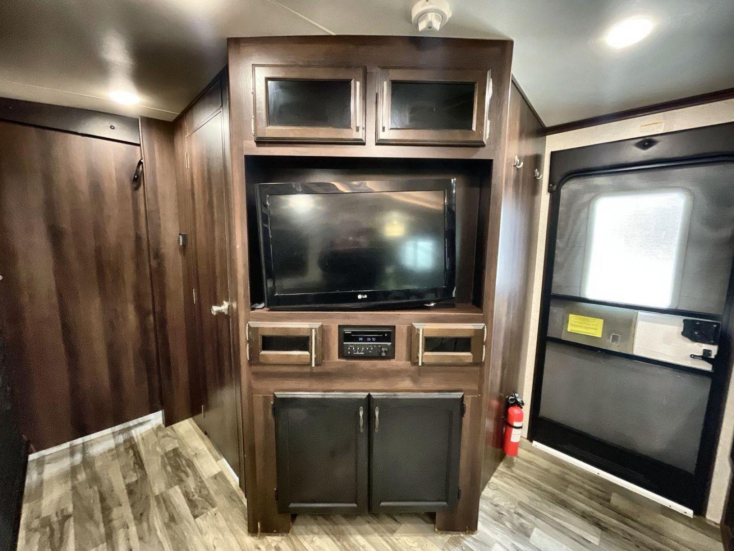 2019 JAYCO WHITE HAWK 31BH (1UJBJ0BT7K1) , Length: 37.5 ft. | Dry Weight: 7,715 lbs. | Gross Weight: 9,500 lbs. | Slides: 2 transmission, located at 4319 N Main St, Cleburne, TX, 76033, (817) 678-5133, 32.385960, -97.391212 - Photo#19