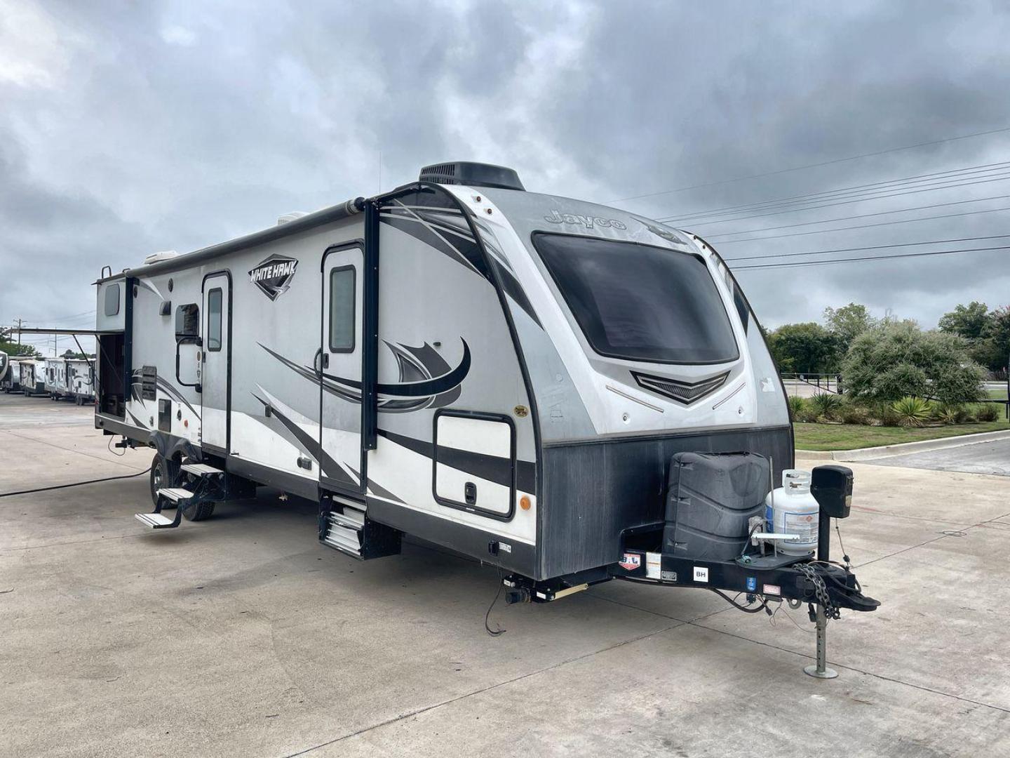 2019 JAYCO WHITE HAWK 31BH (1UJBJ0BT7K1) , Length: 37.5 ft. | Dry Weight: 7,715 lbs. | Gross Weight: 9,500 lbs. | Slides: 2 transmission, located at 4319 N Main St, Cleburne, TX, 76033, (817) 678-5133, 32.385960, -97.391212 - Photo#22