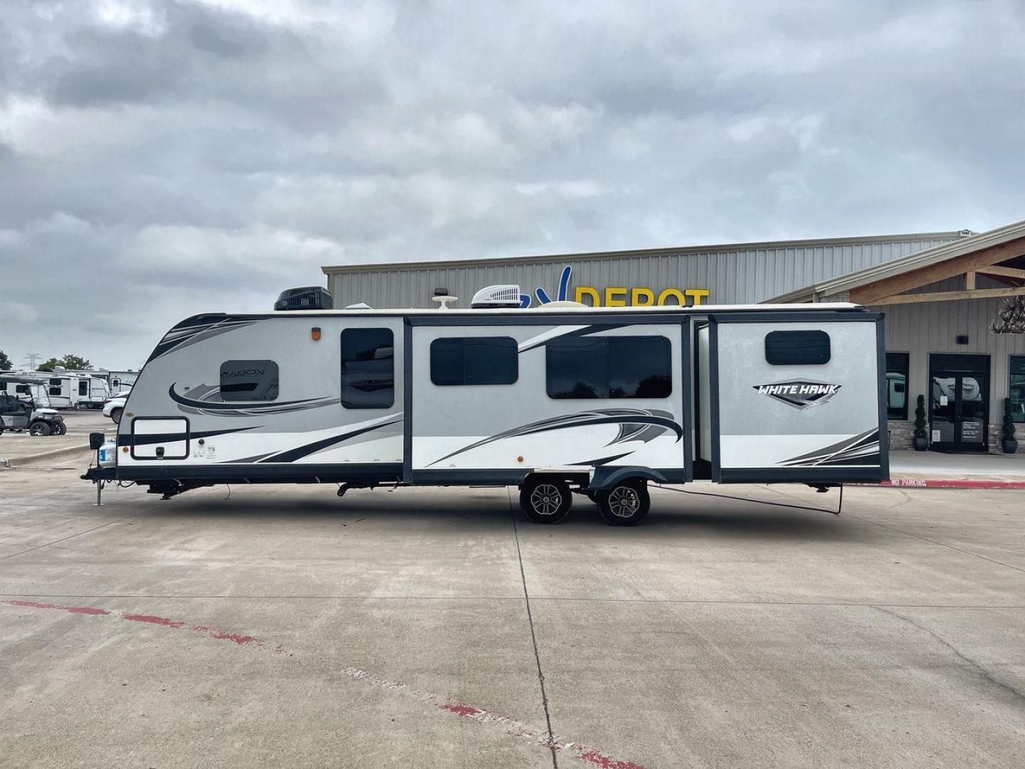 2019 JAYCO WHITE HAWK 31BH (1UJBJ0BT7K1) , Length: 37.5 ft. | Dry Weight: 7,715 lbs. | Gross Weight: 9,500 lbs. | Slides: 2 transmission, located at 4319 N Main St, Cleburne, TX, 76033, (817) 678-5133, 32.385960, -97.391212 - Photo#23