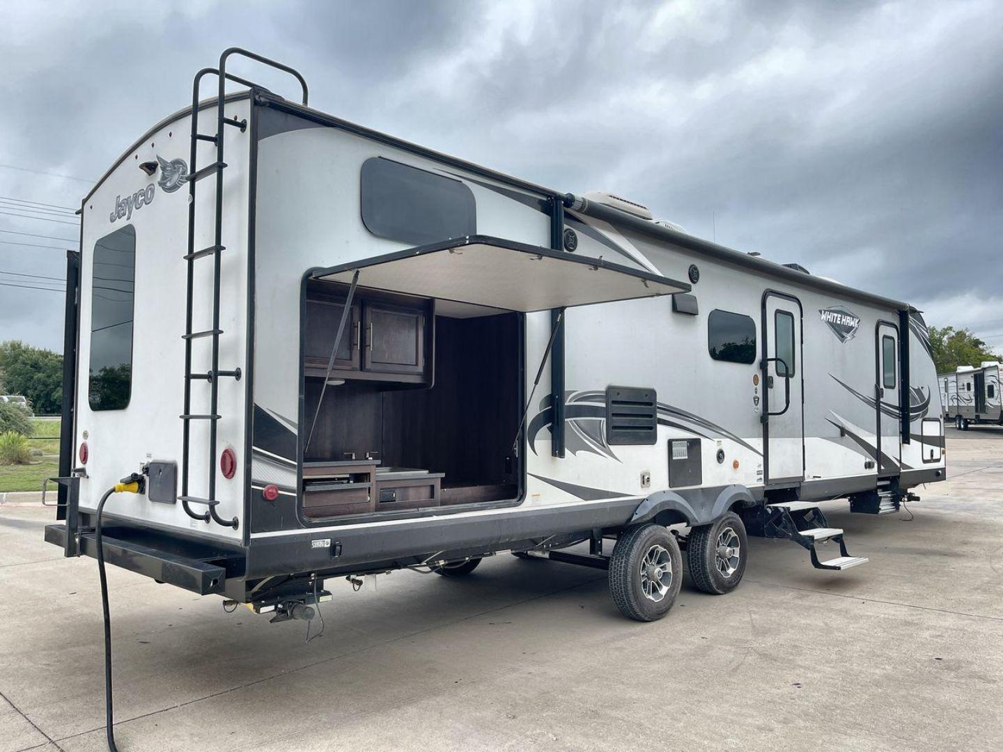 2019 JAYCO WHITE HAWK 31BH (1UJBJ0BT7K1) , Length: 37.5 ft. | Dry Weight: 7,715 lbs. | Gross Weight: 9,500 lbs. | Slides: 2 transmission, located at 4319 N Main St, Cleburne, TX, 76033, (817) 678-5133, 32.385960, -97.391212 - Photo#24