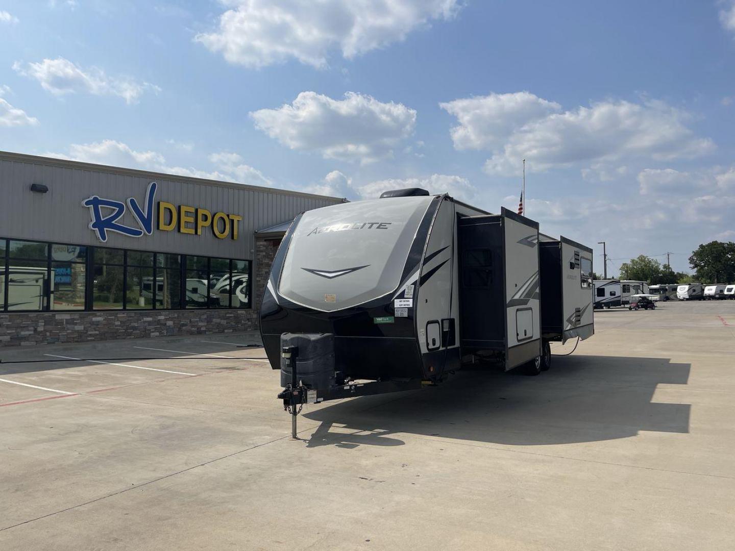 2019 KEYSTONE AEROLITE 330RL (4YDT33022KP) , Length: 38 ft. | Dry Weight: 8,778 lbs. | Slides: 3 transmission, located at 4319 N Main St, Cleburne, TX, 76033, (817) 678-5133, 32.385960, -97.391212 - Photo#0