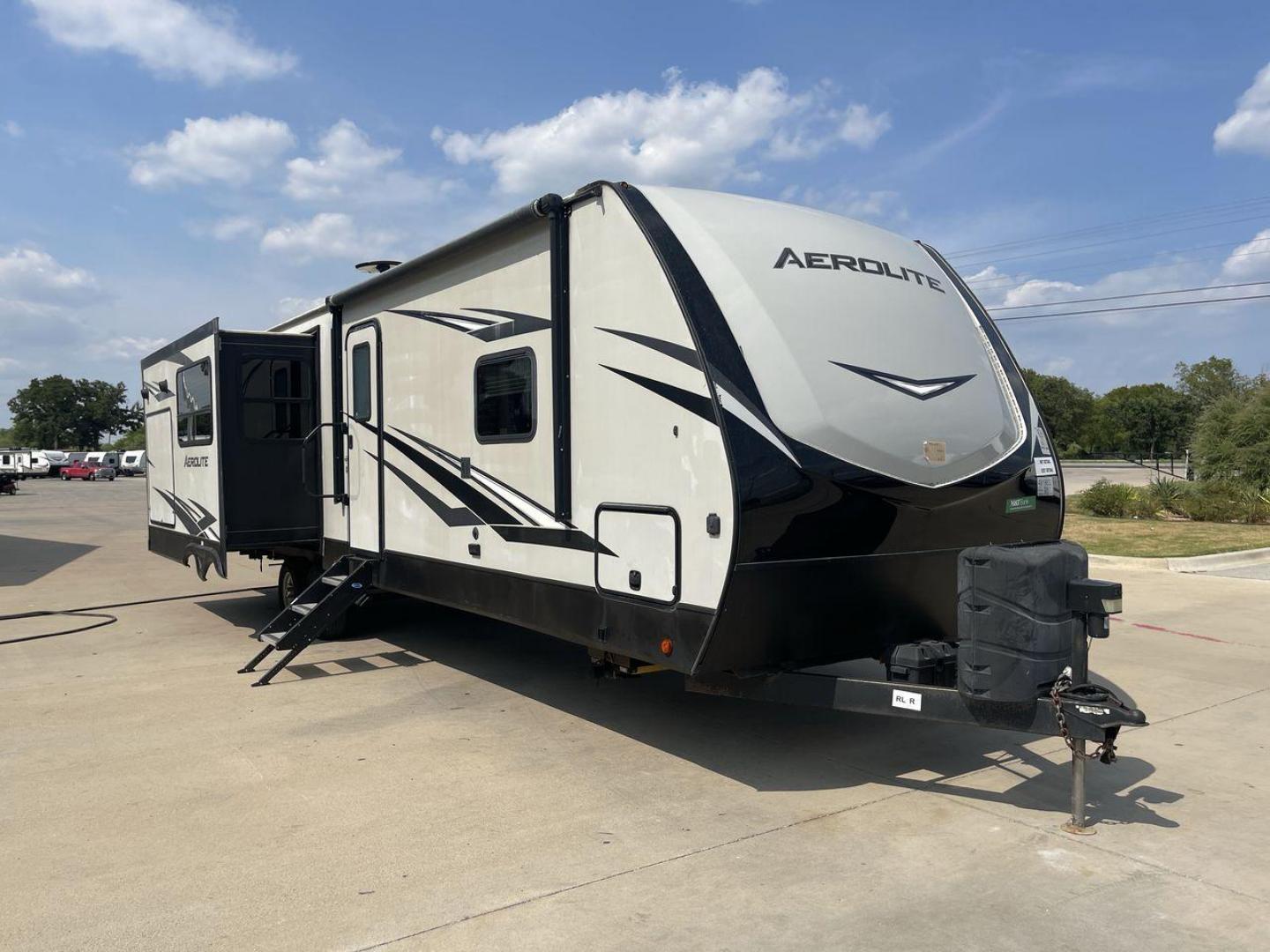 2019 KEYSTONE AEROLITE 330RL (4YDT33022KP) , Length: 38 ft. | Dry Weight: 8,778 lbs. | Slides: 3 transmission, located at 4319 N Main St, Cleburne, TX, 76033, (817) 678-5133, 32.385960, -97.391212 - Photo#23