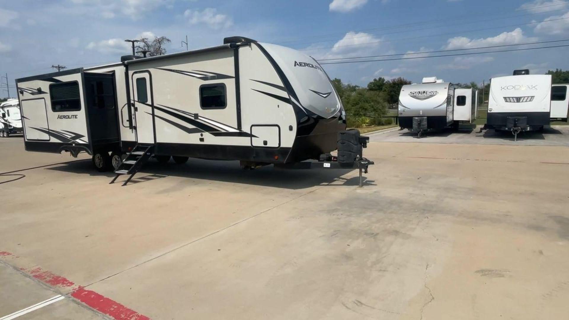 2019 KEYSTONE AEROLITE 330RL (4YDT33022KP) , Length: 38 ft. | Dry Weight: 8,778 lbs. | Slides: 3 transmission, located at 4319 N Main St, Cleburne, TX, 76033, (817) 678-5133, 32.385960, -97.391212 - Photo#3