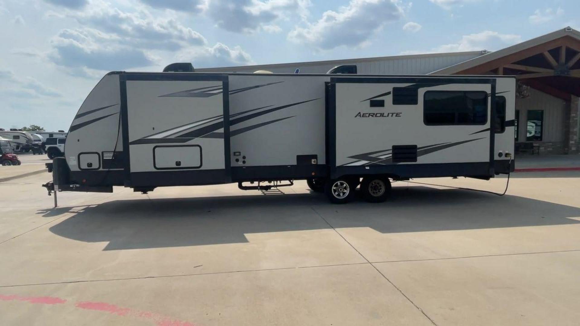 2019 KEYSTONE AEROLITE 330RL (4YDT33022KP) , Length: 38 ft. | Dry Weight: 8,778 lbs. | Slides: 3 transmission, located at 4319 N Main St, Cleburne, TX, 76033, (817) 678-5133, 32.385960, -97.391212 - Photo#6