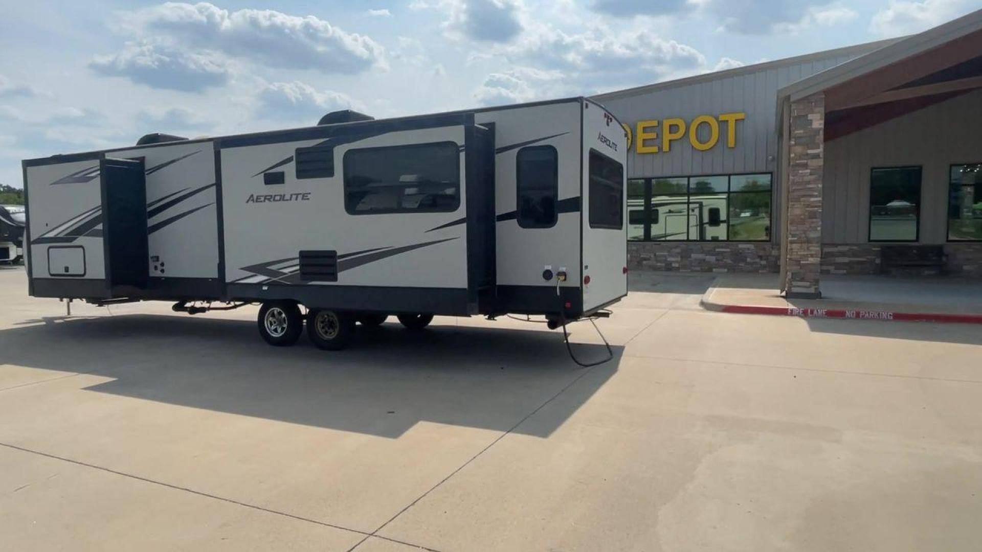 2019 KEYSTONE AEROLITE 330RL (4YDT33022KP) , Length: 38 ft. | Dry Weight: 8,778 lbs. | Slides: 3 transmission, located at 4319 N Main St, Cleburne, TX, 76033, (817) 678-5133, 32.385960, -97.391212 - Photo#7