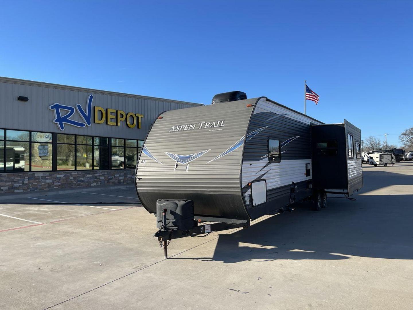 2019 WHITE KEYSTONE ASPEN TRAIL 3070RLS (4YDT30723K8) , Length: 34.92 ft. | Dry Weight: 7,333 lbs. | Slides: 2 transmission, located at 4319 N Main St, Cleburne, TX, 76033, (817) 678-5133, 32.385960, -97.391212 - The 2019 Aspen Trail 3070RLS by Keystone is a meticulously designed travel trailer that combines style and functionality. With dimensions measuring 34.92 ft in length, 8 ft in width, 11.17 ft in height, and an interior height of 6.83 ft, this unit ensures a spacious and comfortable living experienc - Photo#0