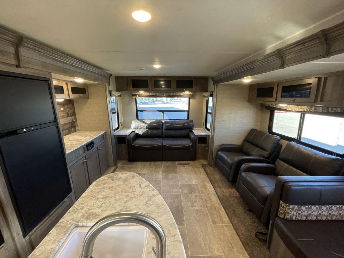 2019 WHITE KEYSTONE ASPEN TRAIL 3070RLS (4YDT30723K8) , Length: 34.92 ft. | Dry Weight: 7,333 lbs. | Slides: 2 transmission, located at 4319 N Main St, Cleburne, TX, 76033, (817) 678-5133, 32.385960, -97.391212 - The 2019 Aspen Trail 3070RLS by Keystone is a meticulously designed travel trailer that combines style and functionality. With dimensions measuring 34.92 ft in length, 8 ft in width, 11.17 ft in height, and an interior height of 6.83 ft, this unit ensures a spacious and comfortable living experienc - Photo#10