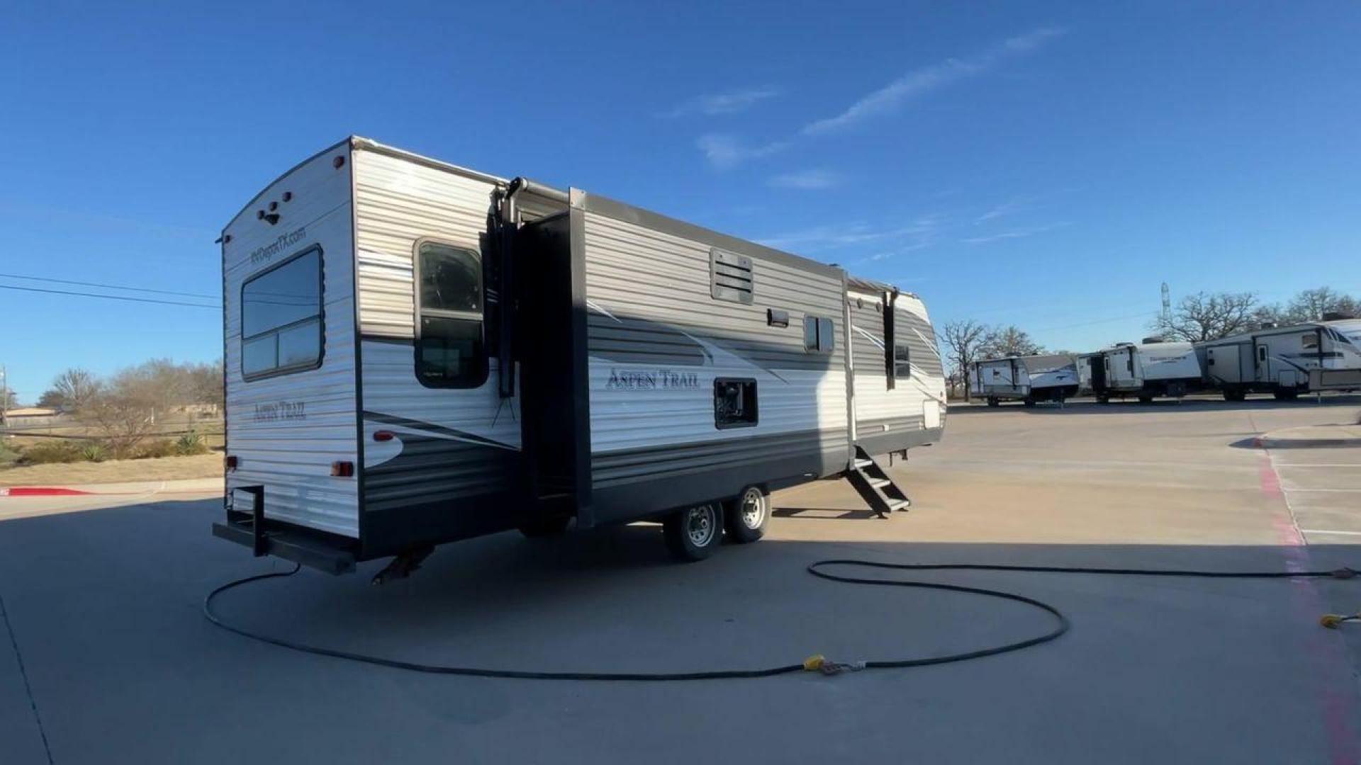 2019 WHITE KEYSTONE ASPEN TRAIL 3070RLS (4YDT30723K8) , Length: 34.92 ft. | Dry Weight: 7,333 lbs. | Slides: 2 transmission, located at 4319 N Main St, Cleburne, TX, 76033, (817) 678-5133, 32.385960, -97.391212 - The 2019 Aspen Trail 3070RLS by Keystone is a meticulously designed travel trailer that combines style and functionality. With dimensions measuring 34.92 ft in length, 8 ft in width, 11.17 ft in height, and an interior height of 6.83 ft, this unit ensures a spacious and comfortable living experienc - Photo#1