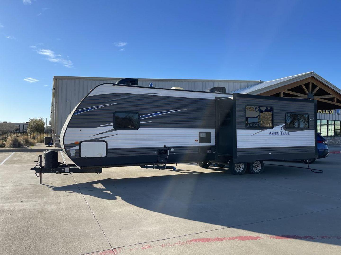 2019 WHITE KEYSTONE ASPEN TRAIL 3070RLS (4YDT30723K8) , Length: 34.92 ft. | Dry Weight: 7,333 lbs. | Slides: 2 transmission, located at 4319 N Main St, Cleburne, TX, 76033, (817) 678-5133, 32.385960, -97.391212 - The 2019 Aspen Trail 3070RLS by Keystone is a meticulously designed travel trailer that combines style and functionality. With dimensions measuring 34.92 ft in length, 8 ft in width, 11.17 ft in height, and an interior height of 6.83 ft, this unit ensures a spacious and comfortable living experienc - Photo#22