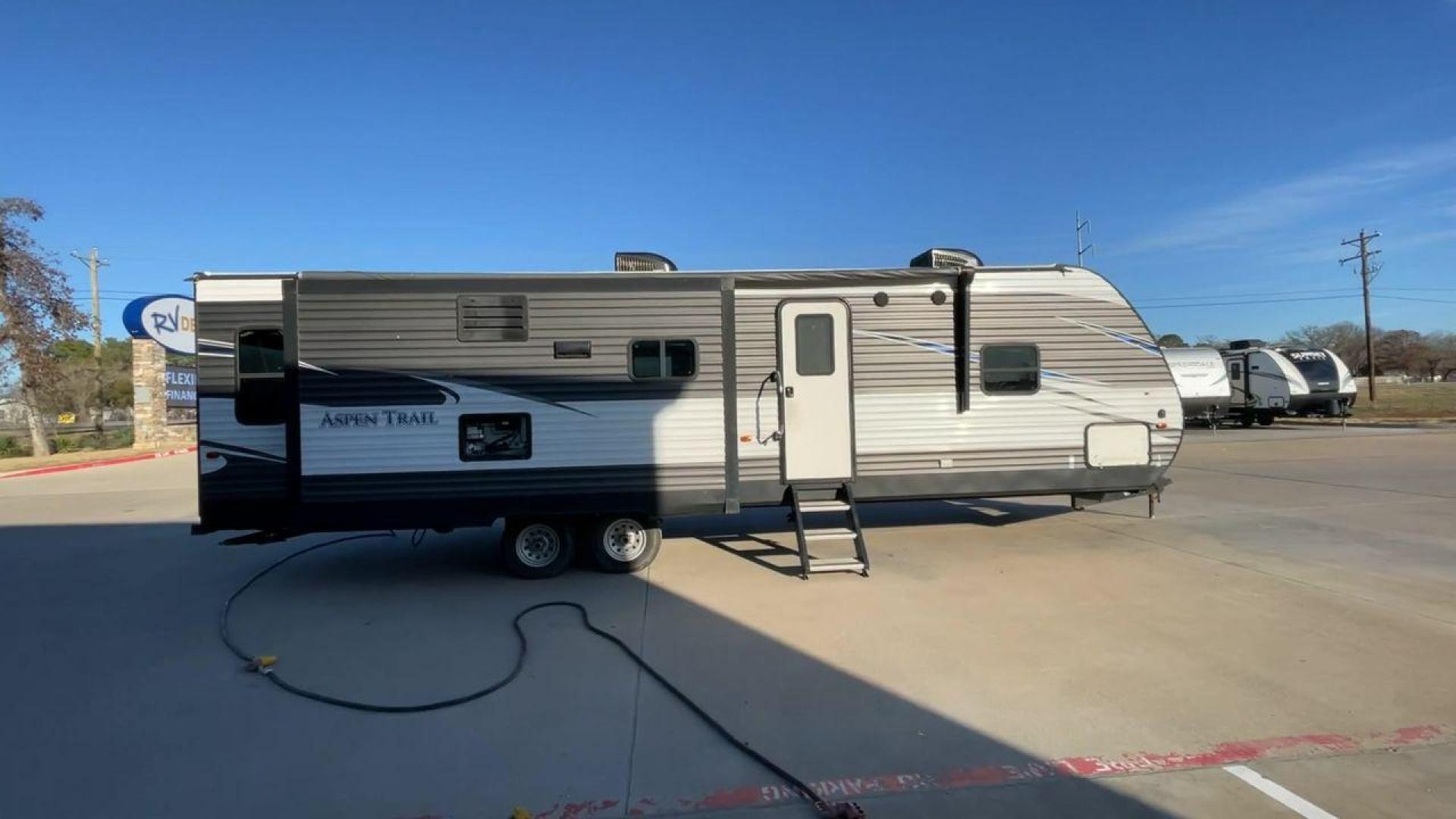 2019 WHITE KEYSTONE ASPEN TRAIL 3070RLS (4YDT30723K8) , Length: 34.92 ft. | Dry Weight: 7,333 lbs. | Slides: 2 transmission, located at 4319 N Main St, Cleburne, TX, 76033, (817) 678-5133, 32.385960, -97.391212 - The 2019 Aspen Trail 3070RLS by Keystone is a meticulously designed travel trailer that combines style and functionality. With dimensions measuring 34.92 ft in length, 8 ft in width, 11.17 ft in height, and an interior height of 6.83 ft, this unit ensures a spacious and comfortable living experienc - Photo#2