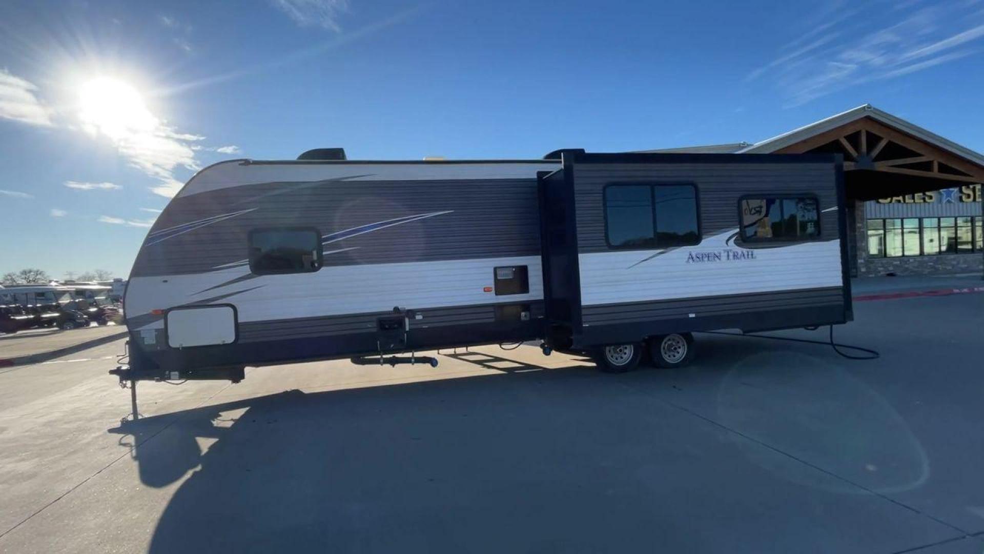 2019 WHITE KEYSTONE ASPEN TRAIL 3070RLS (4YDT30723K8) , Length: 34.92 ft. | Dry Weight: 7,333 lbs. | Slides: 2 transmission, located at 4319 N Main St, Cleburne, TX, 76033, (817) 678-5133, 32.385960, -97.391212 - The 2019 Aspen Trail 3070RLS by Keystone is a meticulously designed travel trailer that combines style and functionality. With dimensions measuring 34.92 ft in length, 8 ft in width, 11.17 ft in height, and an interior height of 6.83 ft, this unit ensures a spacious and comfortable living experienc - Photo#6