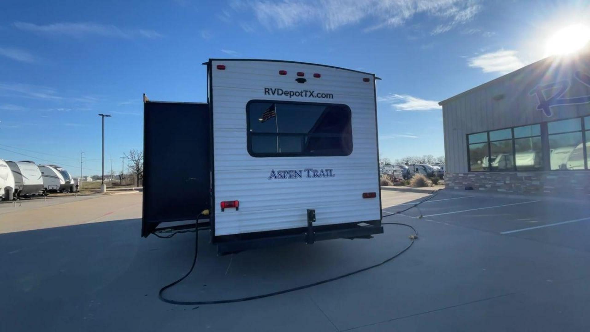 2019 WHITE KEYSTONE ASPEN TRAIL 3070RLS (4YDT30723K8) , Length: 34.92 ft. | Dry Weight: 7,333 lbs. | Slides: 2 transmission, located at 4319 N Main St, Cleburne, TX, 76033, (817) 678-5133, 32.385960, -97.391212 - The 2019 Aspen Trail 3070RLS by Keystone is a meticulously designed travel trailer that combines style and functionality. With dimensions measuring 34.92 ft in length, 8 ft in width, 11.17 ft in height, and an interior height of 6.83 ft, this unit ensures a spacious and comfortable living experienc - Photo#8