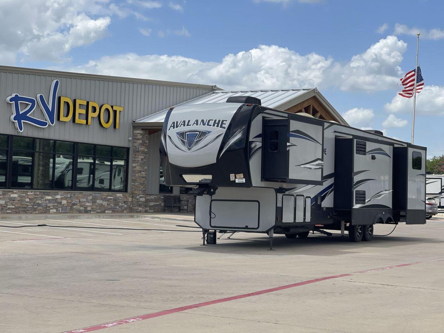 2019 KEYSTONE AVALANCHE 378BH (4YDF37823KE) , located at 4319 N Main St, Cleburne, TX, 76033, (817) 678-5133, 32.385960, -97.391212 - Photo#0