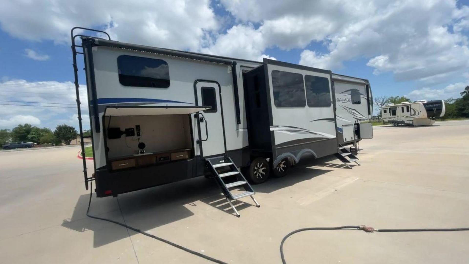 2019 KEYSTONE AVALANCHE 378BH (4YDF37823KE) , located at 4319 N Main St, Cleburne, TX, 76033, (817) 678-5133, 32.385960, -97.391212 - Photo#1