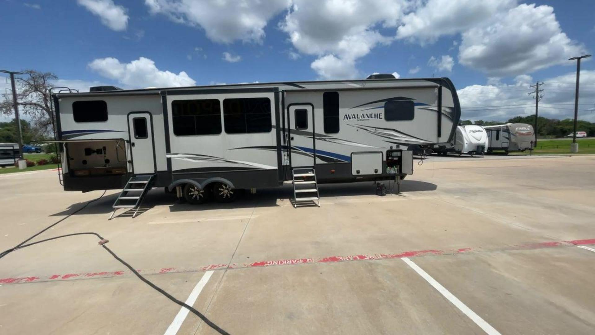 2019 KEYSTONE AVALANCHE 378BH (4YDF37823KE) , located at 4319 N Main St, Cleburne, TX, 76033, (817) 678-5133, 32.385960, -97.391212 - Photo#2