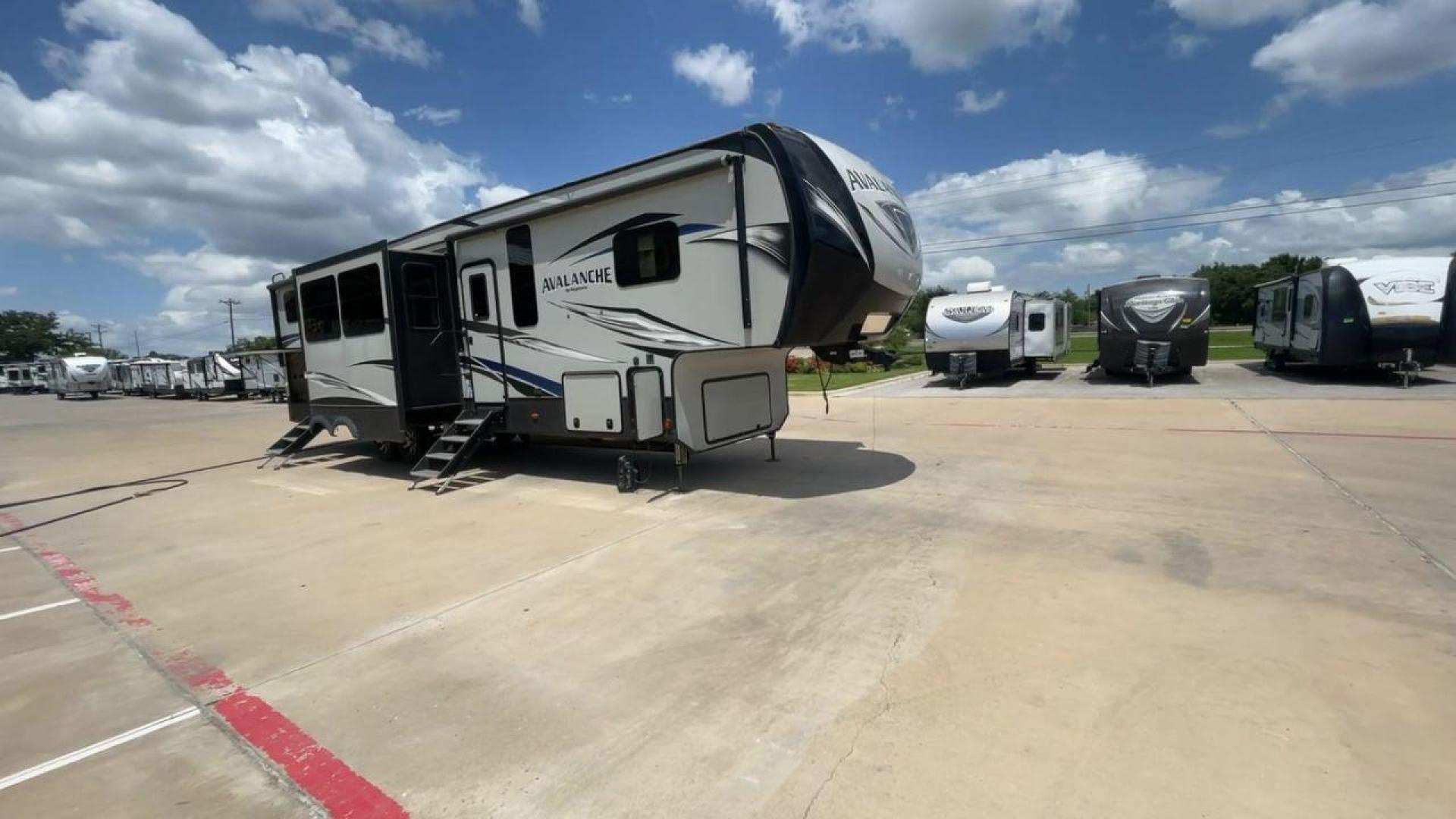 2019 KEYSTONE AVALANCHE 378BH (4YDF37823KE) , located at 4319 N Main St, Cleburne, TX, 76033, (817) 678-5133, 32.385960, -97.391212 - Photo#3