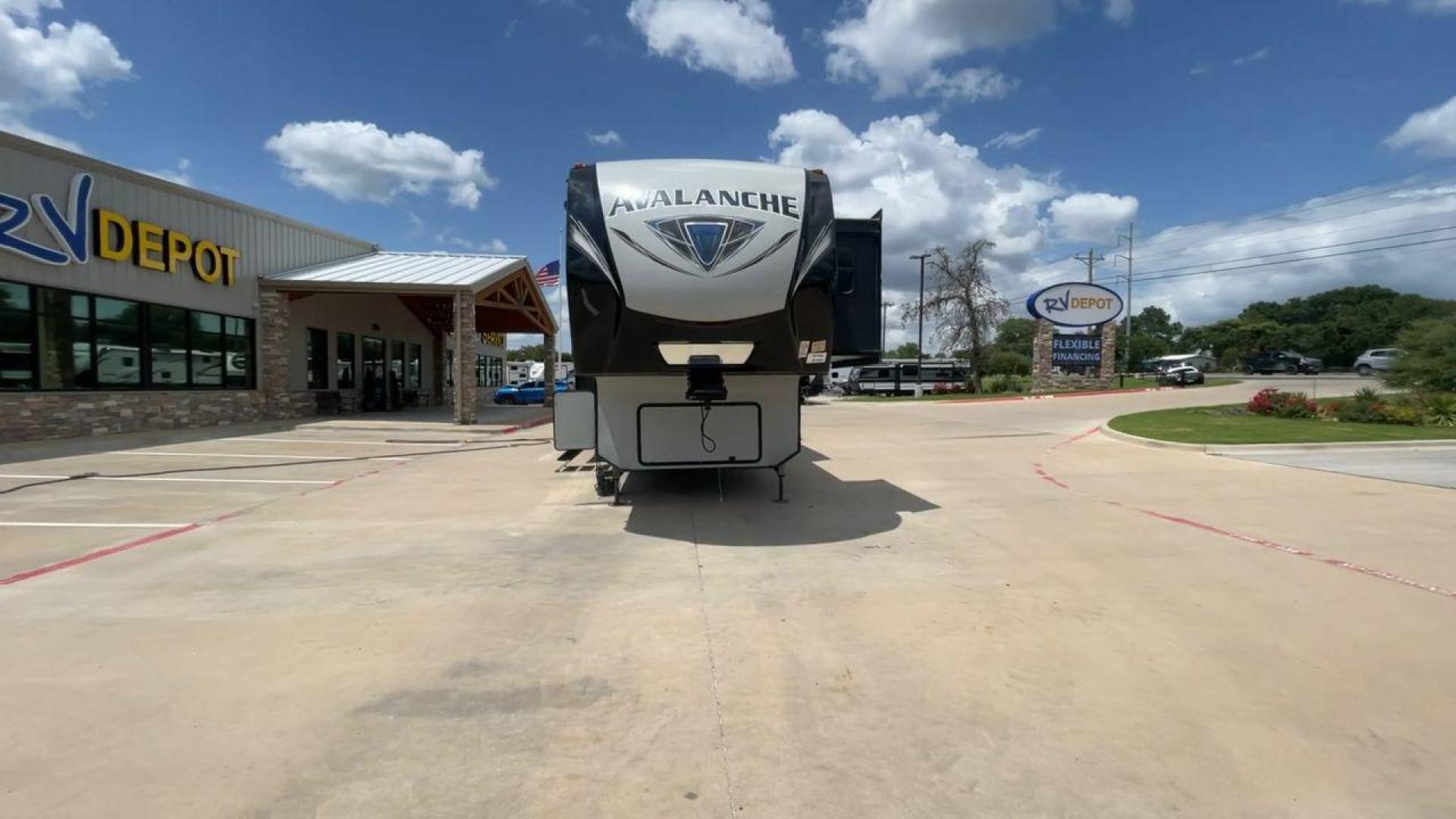 2019 KEYSTONE AVALANCHE 378BH (4YDF37823KE) , located at 4319 N Main St, Cleburne, TX, 76033, (817) 678-5133, 32.385960, -97.391212 - Photo#4