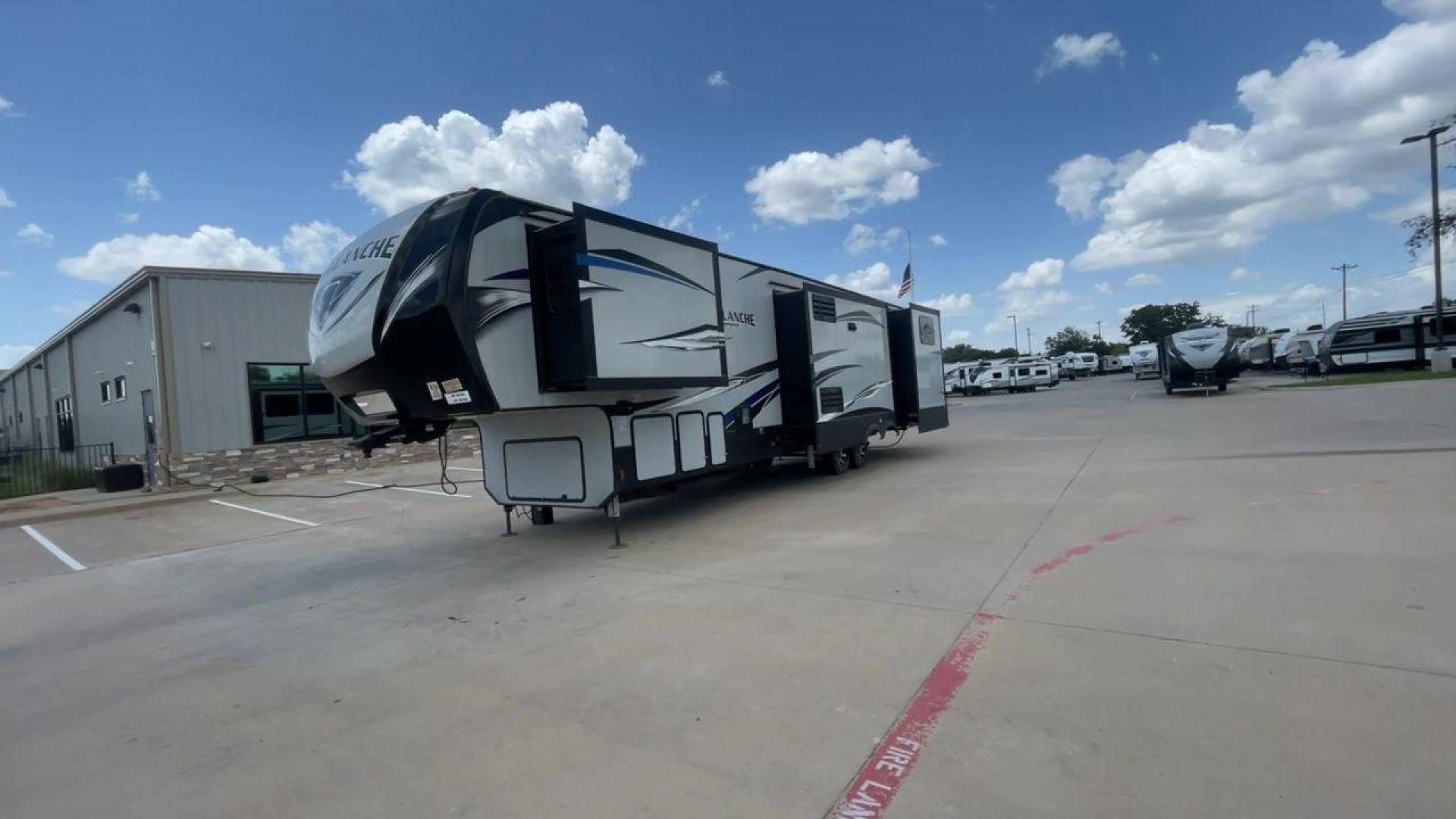 2019 KEYSTONE AVALANCHE 378BH (4YDF37823KE) , located at 4319 N Main St, Cleburne, TX, 76033, (817) 678-5133, 32.385960, -97.391212 - Photo#5