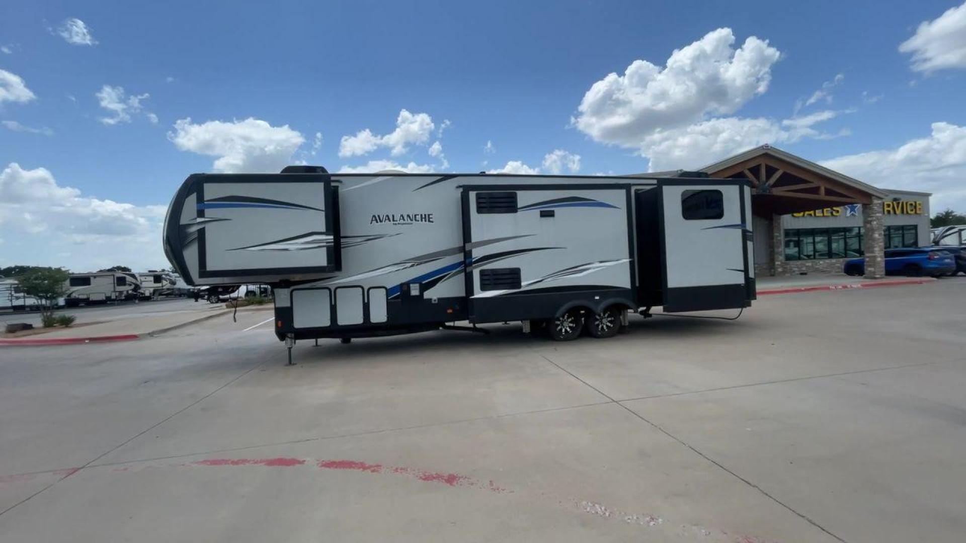 2019 KEYSTONE AVALANCHE 378BH (4YDF37823KE) , located at 4319 N Main St, Cleburne, TX, 76033, (817) 678-5133, 32.385960, -97.391212 - Photo#6