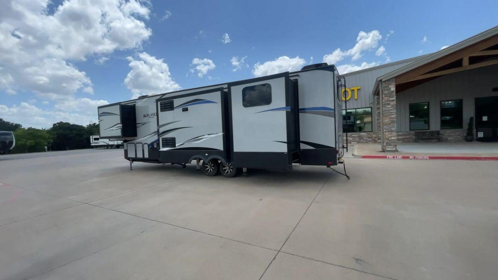 2019 KEYSTONE AVALANCHE 378BH (4YDF37823KE) , located at 4319 N Main St, Cleburne, TX, 76033, (817) 678-5133, 32.385960, -97.391212 - Photo#7