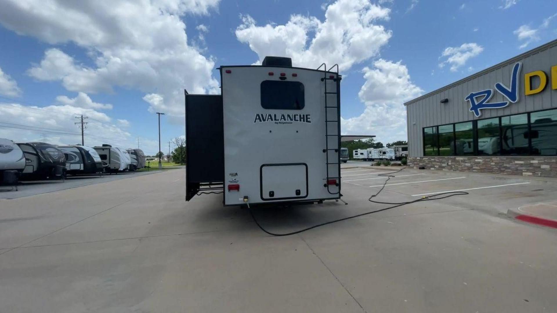 2019 KEYSTONE AVALANCHE 378BH (4YDF37823KE) , located at 4319 N Main St, Cleburne, TX, 76033, (817) 678-5133, 32.385960, -97.391212 - Photo#8