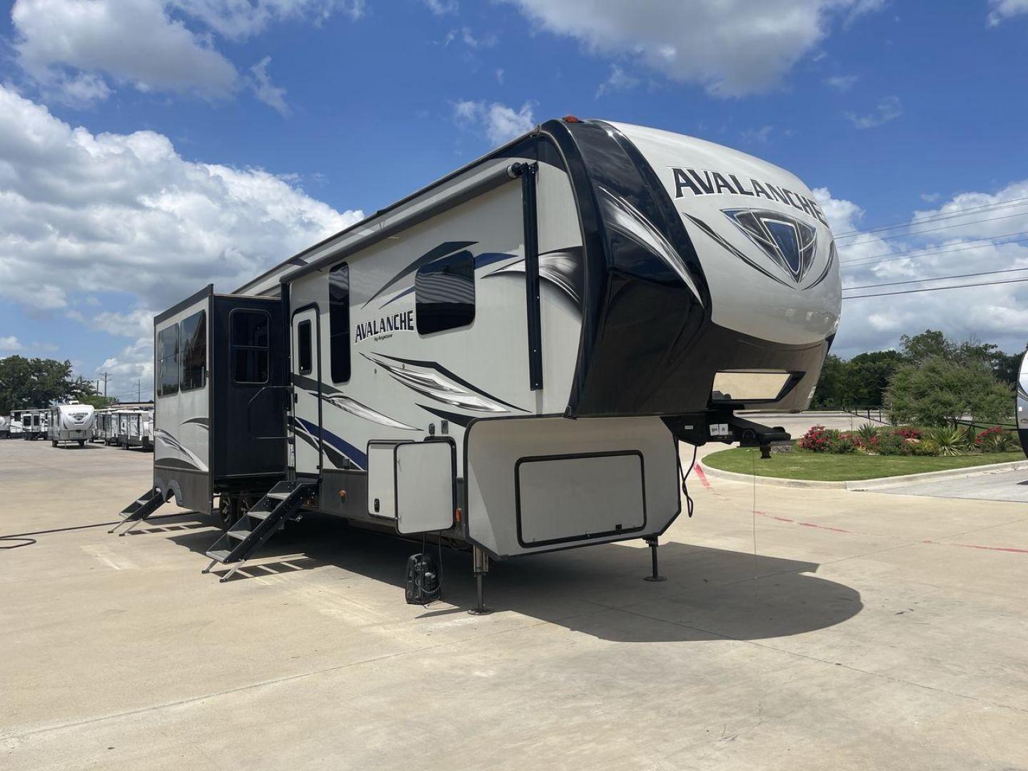 2019 KEYSTONE AVALANCHE 378BH (4YDF37823KE) , located at 4319 N Main St, Cleburne, TX, 76033, (817) 678-5133, 32.385960, -97.391212 - Photo#23