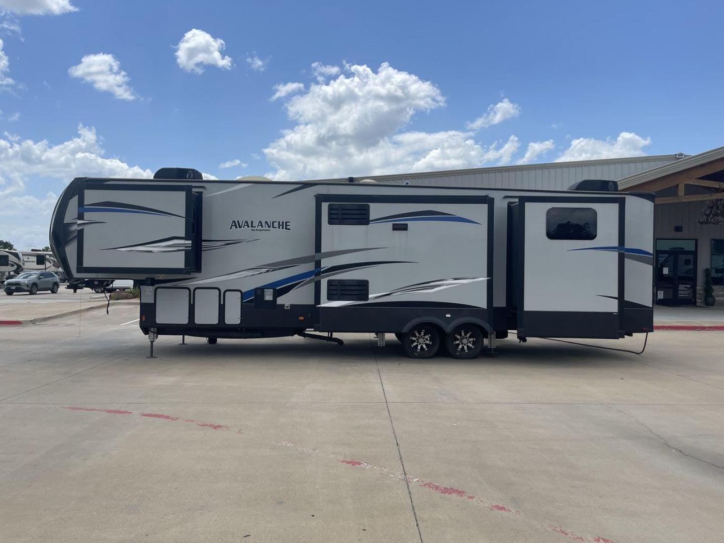 2019 KEYSTONE AVALANCHE 378BH (4YDF37823KE) , located at 4319 N Main St, Cleburne, TX, 76033, (817) 678-5133, 32.385960, -97.391212 - Photo#24