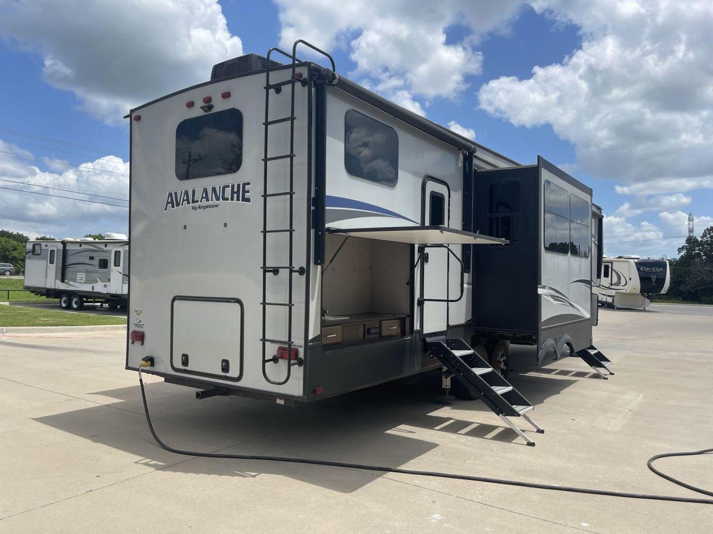 2019 KEYSTONE AVALANCHE 378BH (4YDF37823KE) , located at 4319 N Main St, Cleburne, TX, 76033, (817) 678-5133, 32.385960, -97.391212 - Photo#25