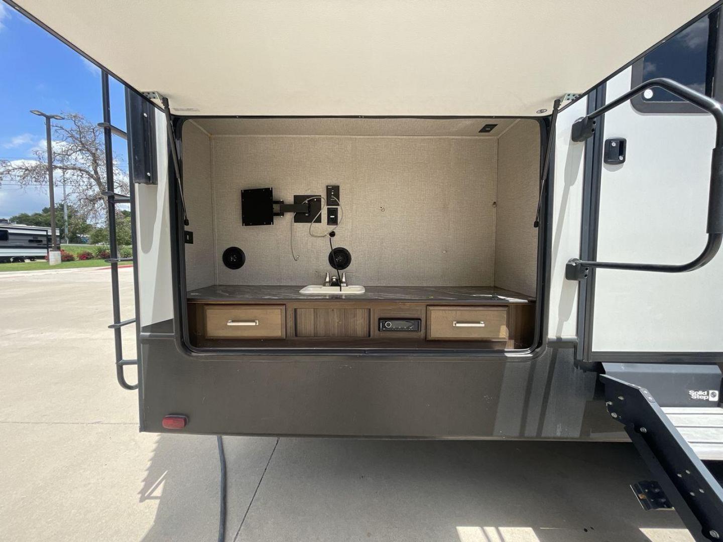 2019 KEYSTONE AVALANCHE 378BH (4YDF37823KE) , located at 4319 N Main St, Cleburne, TX, 76033, (817) 678-5133, 32.385960, -97.391212 - Photo#26