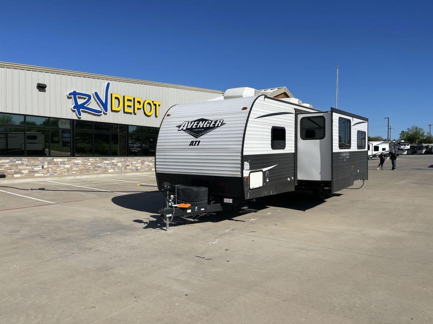 2019 TAN KEYSTONE AVENGER 27DBS (5ZT2AVSB0KB) , Length: 33.5 ft. | Dry Weight: 6,652 lbs. | Slides: 1 transmission, located at 4319 N Main St, Cleburne, TX, 76033, (817) 678-5133, 32.385960, -97.391212 - The 2019 Prime Time Avenger 27DBS travel trailer lets you enjoy the comforts of home while being away exploring the great outdoors with your family. This unit measures 33.5 ft in length, 8 ft in width, and 10.67 ft in height. The dry weight is about 6,652 lbs with a payload capacity of 2,869 lbs - Photo#0