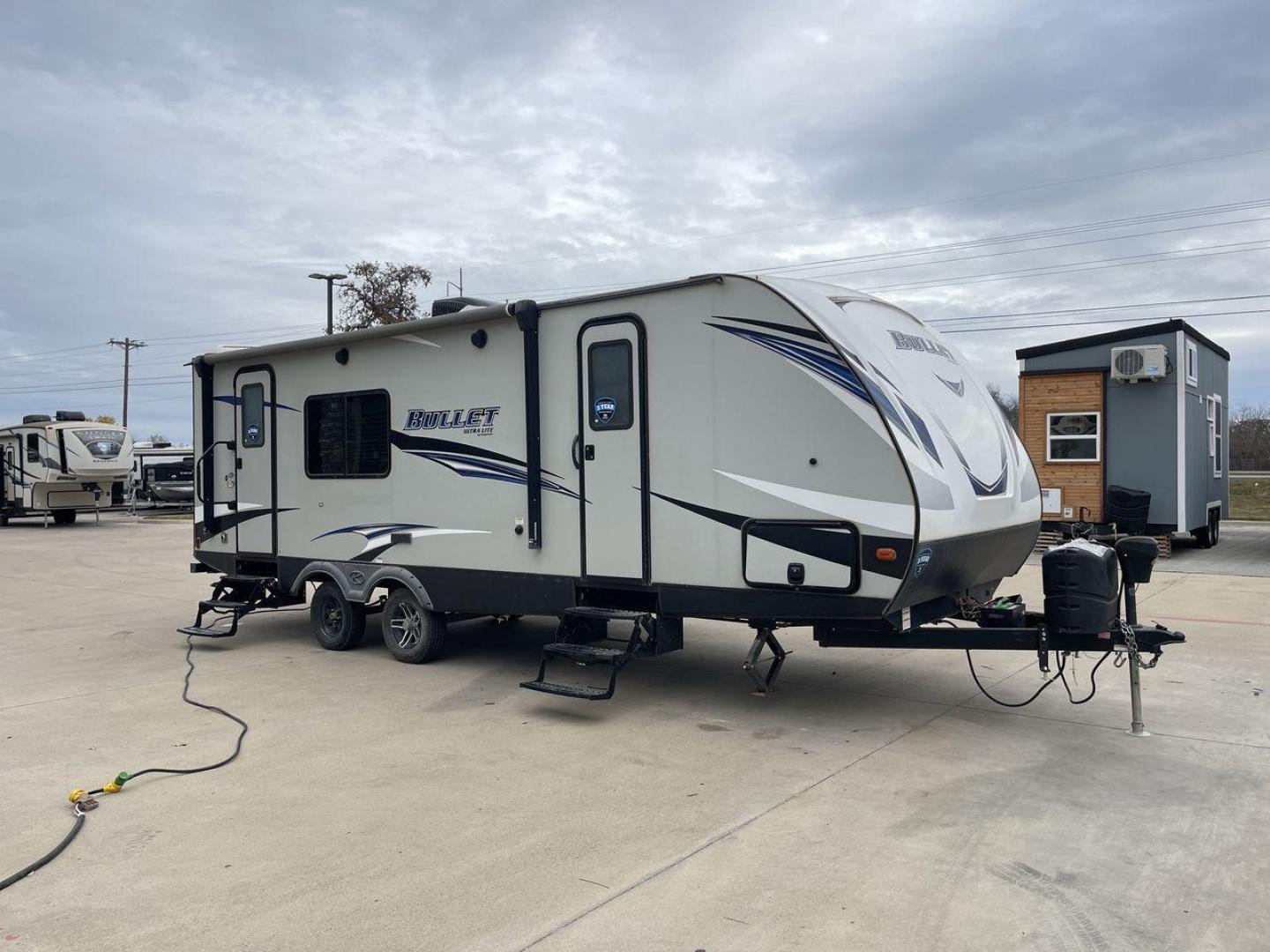 2019 KEYSTONE BULLET 248RKS (4YDT24821KT) , located at 4319 N Main St, Cleburne, TX, 76033, (817) 678-5133, 32.385960, -97.391212 - Discover extra features that contribute to making this RV an ideal investment. (1) Both the front and rear of the trailer have entry doors, providing convenient access and potentially enhancing ventilation options. (2) The 2019 Keystone Bullet 248RKS is significantly lighter than many similar-s - Photo#21