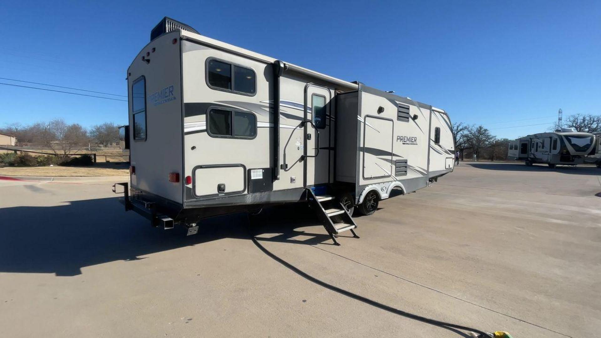 2019 KEYSTONE BULLET 34BIPR (4YDT34B28KD) , Length: 38.08 ft. | Dry Weight: 7,285 lbs. | Gross Weight: 9,400 lbs. | Slides: 3 transmission, located at 4319 N Main St, Cleburne, TX, 76033, (817) 678-5133, 32.385960, -97.391212 - Photo#1