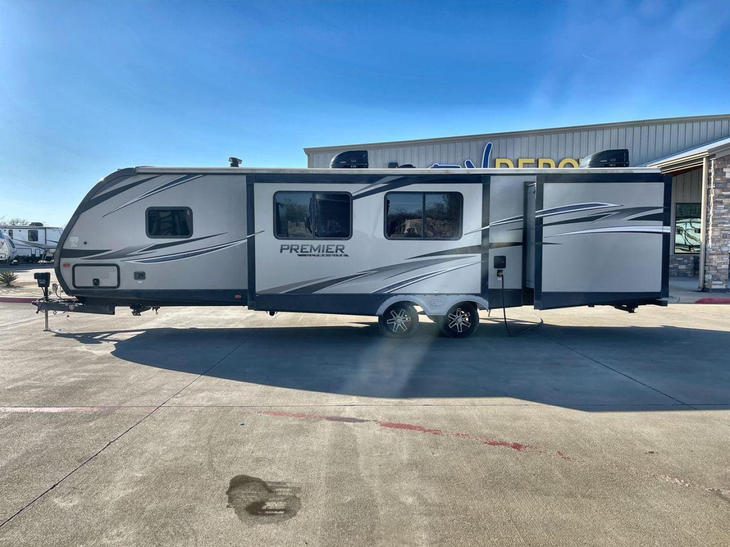 2019 KEYSTONE BULLET 34BIPR (4YDT34B28KD) , Length: 38.08 ft. | Dry Weight: 7,285 lbs. | Gross Weight: 9,400 lbs. | Slides: 3 transmission, located at 4319 N Main St, Cleburne, TX, 76033, (817) 678-5133, 32.385960, -97.391212 - Photo#24