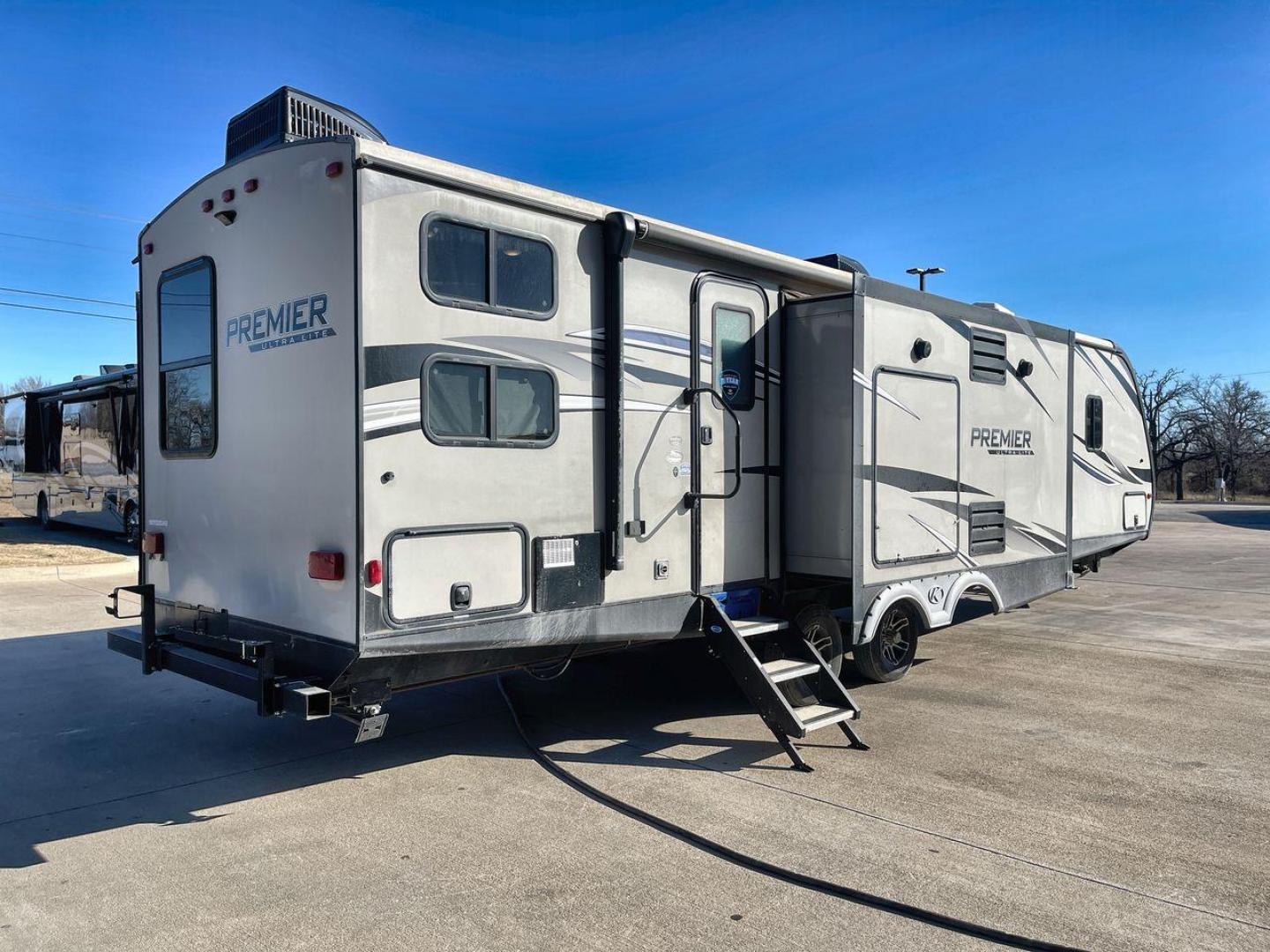 2019 KEYSTONE BULLET 34BIPR (4YDT34B28KD) , Length: 38.08 ft. | Dry Weight: 7,285 lbs. | Gross Weight: 9,400 lbs. | Slides: 3 transmission, located at 4319 N Main St, Cleburne, TX, 76033, (817) 678-5133, 32.385960, -97.391212 - Photo#25