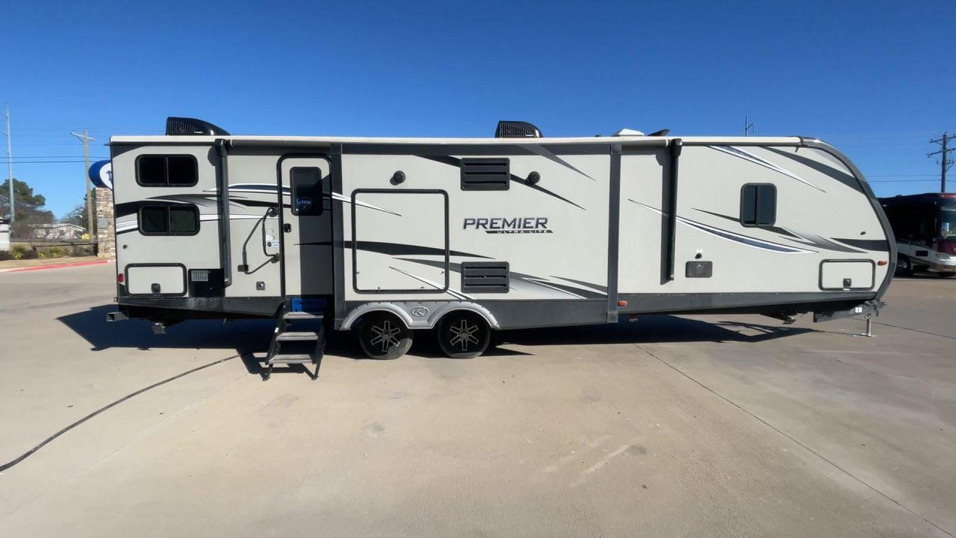 2019 KEYSTONE BULLET 34BIPR (4YDT34B28KD) , Length: 38.08 ft. | Dry Weight: 7,285 lbs. | Gross Weight: 9,400 lbs. | Slides: 3 transmission, located at 4319 N Main St, Cleburne, TX, 76033, (817) 678-5133, 32.385960, -97.391212 - Photo#2