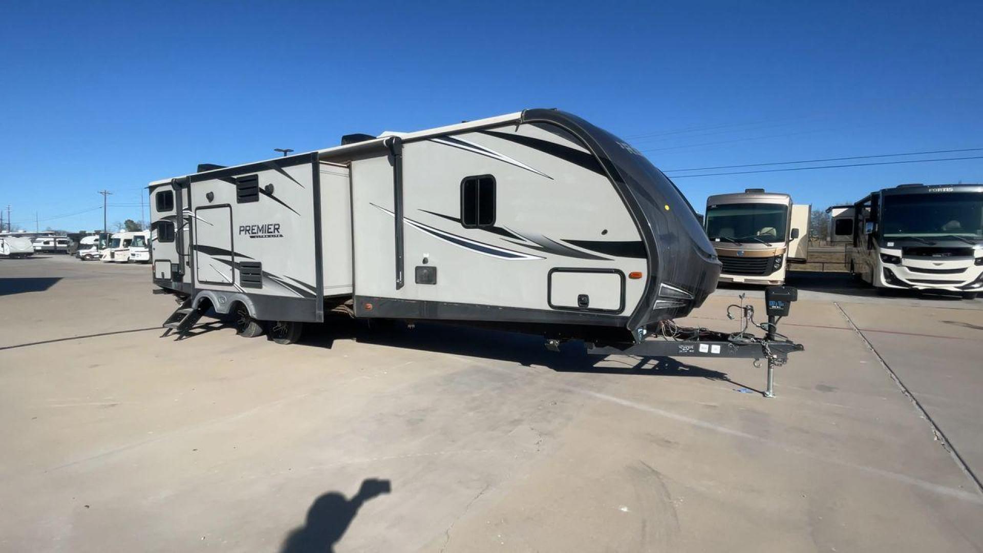 2019 KEYSTONE BULLET 34BIPR (4YDT34B28KD) , Length: 38.08 ft. | Dry Weight: 7,285 lbs. | Gross Weight: 9,400 lbs. | Slides: 3 transmission, located at 4319 N Main St, Cleburne, TX, 76033, (817) 678-5133, 32.385960, -97.391212 - Photo#3