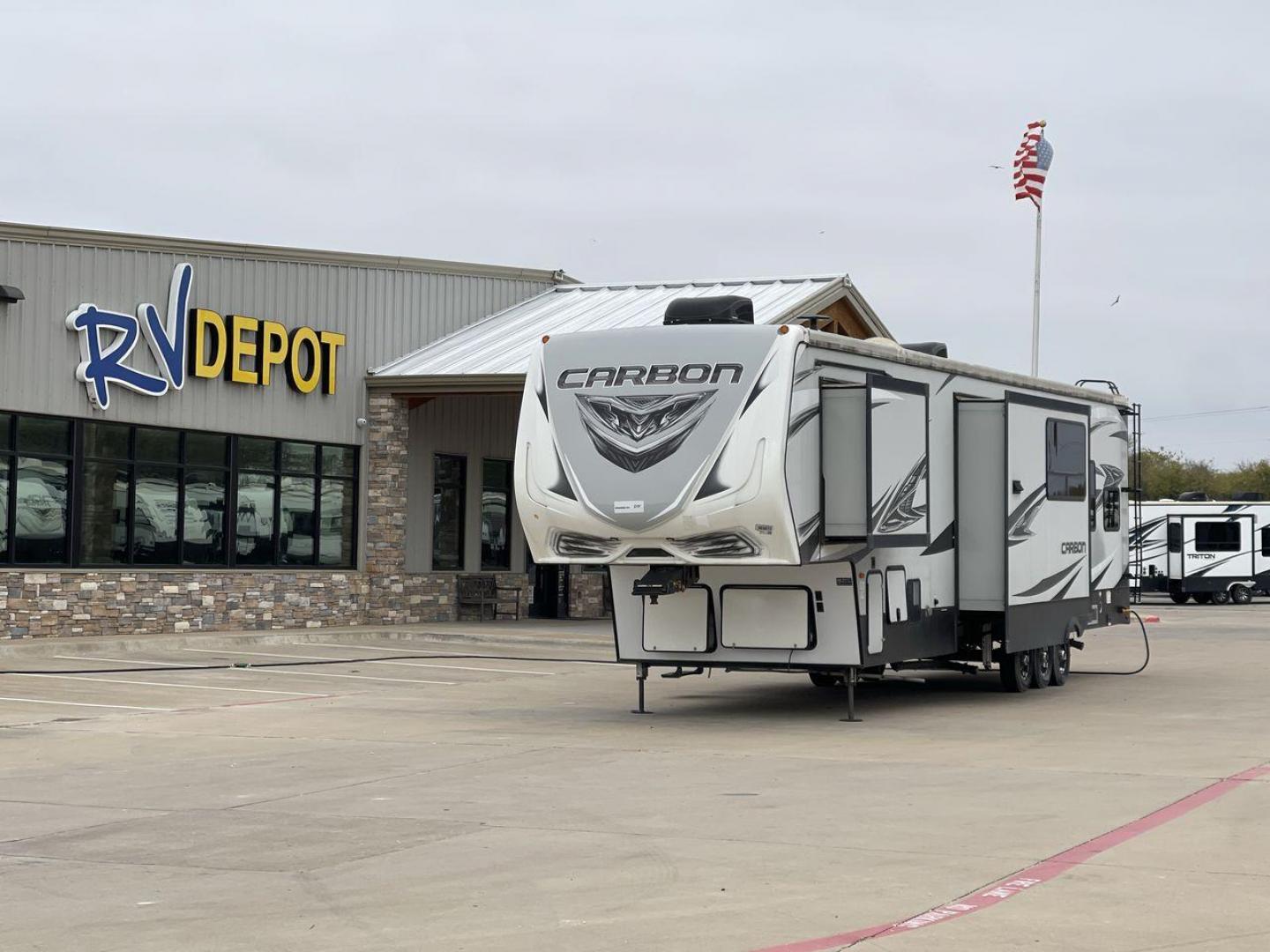 2019 KEYSTONE CARBON 403 (4YDF40337KR) , Length: 43.5 ft. | Dry Weight: 14,090 lbs. | Gross Weight: 19,000 lbs. | Slides: 3 transmission, located at 4319 N Main St, Cleburne, TX, 76033, (817) 678-5133, 32.385960, -97.391212 - Photo#0