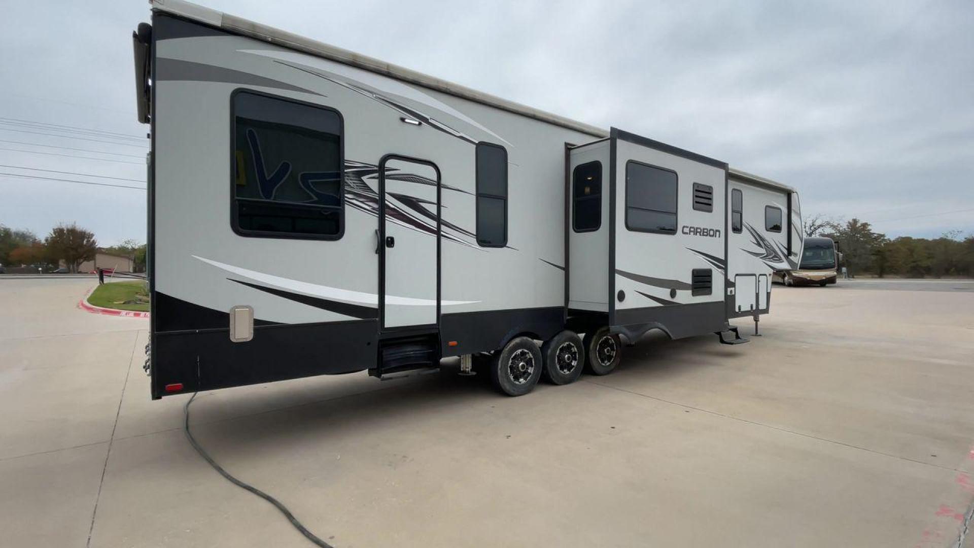 2019 KEYSTONE CARBON 403 (4YDF40337KR) , Length: 43.5 ft. | Dry Weight: 14,090 lbs. | Gross Weight: 19,000 lbs. | Slides: 3 transmission, located at 4319 N Main St, Cleburne, TX, 76033, (817) 678-5133, 32.385960, -97.391212 - Photo#1