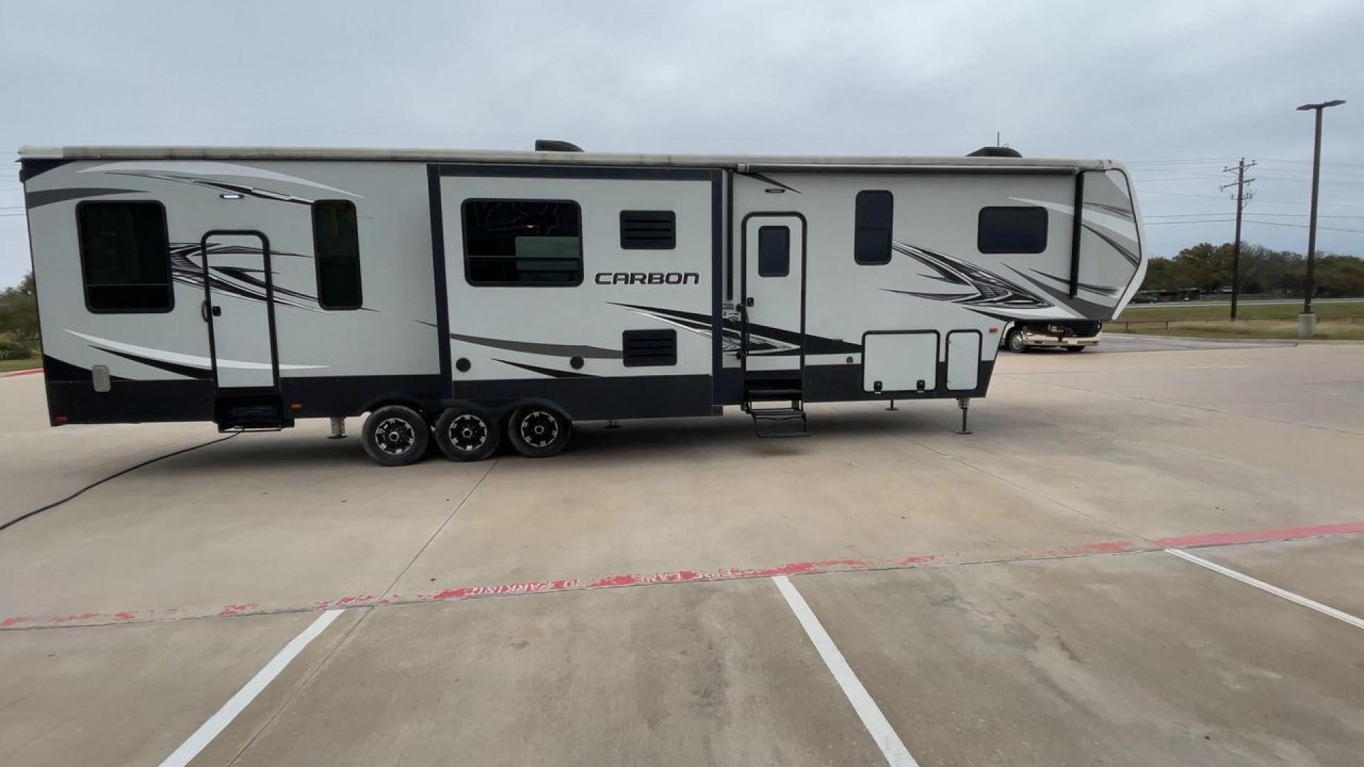 2019 KEYSTONE CARBON 403 (4YDF40337KR) , Length: 43.5 ft. | Dry Weight: 14,090 lbs. | Gross Weight: 19,000 lbs. | Slides: 3 transmission, located at 4319 N Main St, Cleburne, TX, 76033, (817) 678-5133, 32.385960, -97.391212 - Photo#2