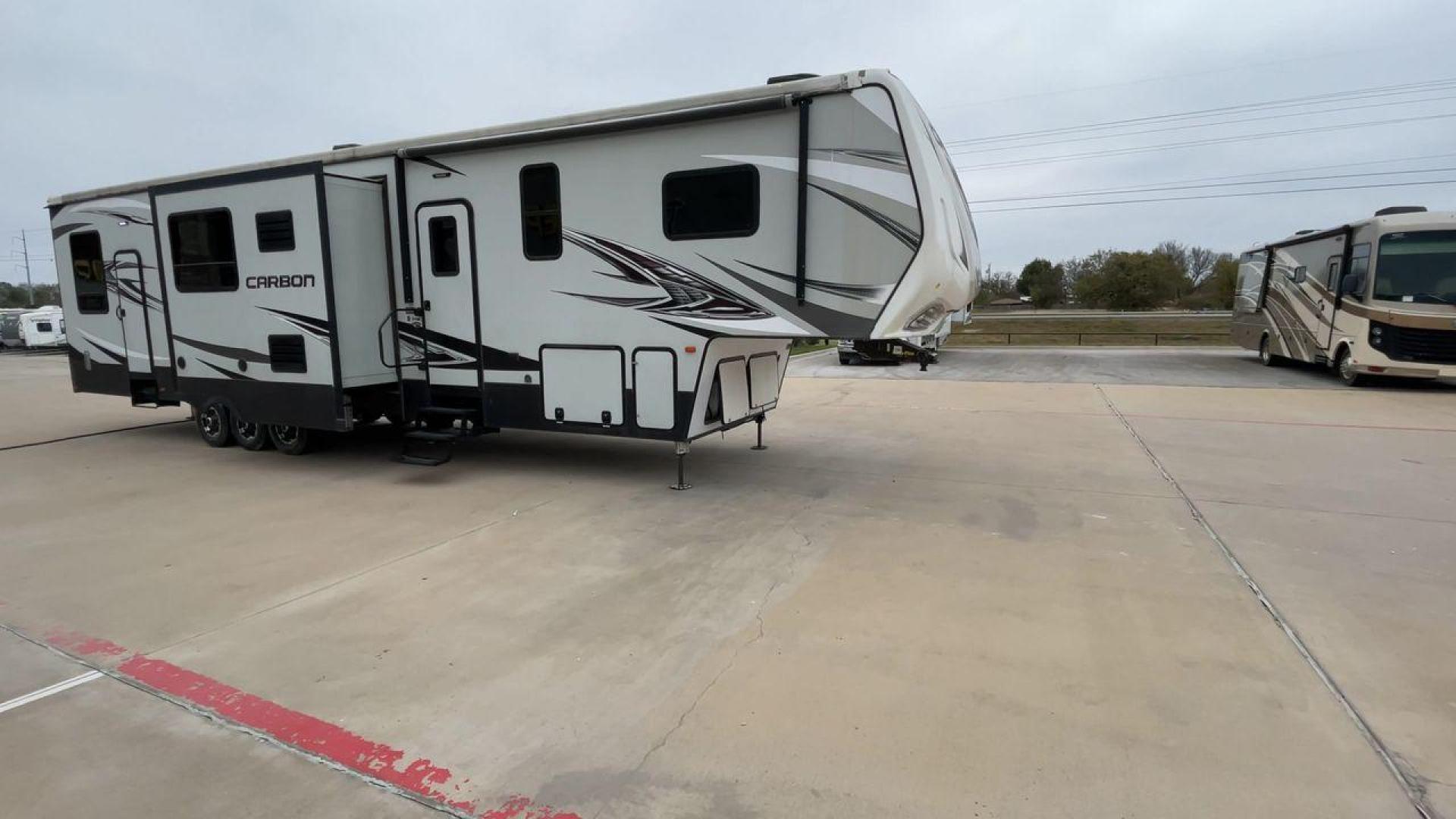 2019 KEYSTONE CARBON 403 (4YDF40337KR) , Length: 43.5 ft. | Dry Weight: 14,090 lbs. | Gross Weight: 19,000 lbs. | Slides: 3 transmission, located at 4319 N Main St, Cleburne, TX, 76033, (817) 678-5133, 32.385960, -97.391212 - Photo#3