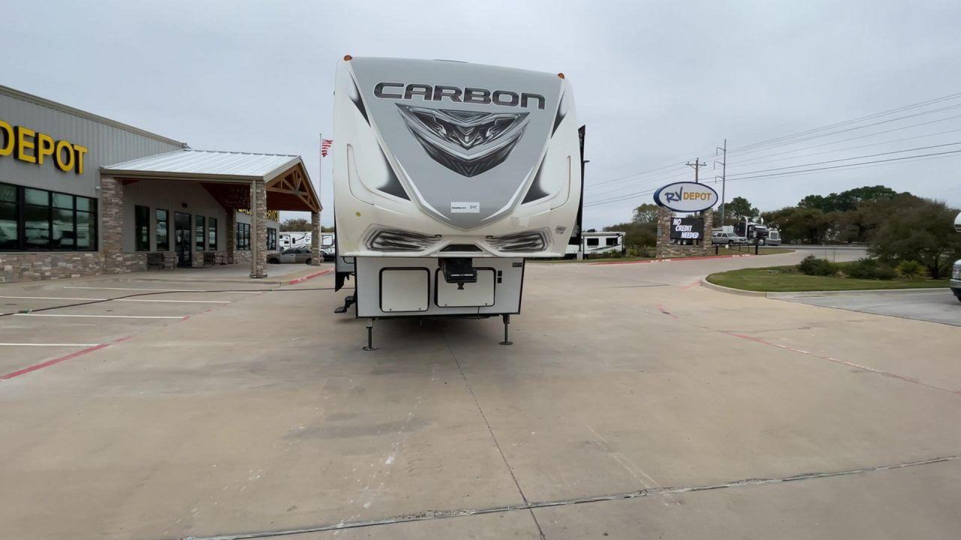 2019 KEYSTONE CARBON 403 (4YDF40337KR) , Length: 43.5 ft. | Dry Weight: 14,090 lbs. | Gross Weight: 19,000 lbs. | Slides: 3 transmission, located at 4319 N Main St, Cleburne, TX, 76033, (817) 678-5133, 32.385960, -97.391212 - Photo#4